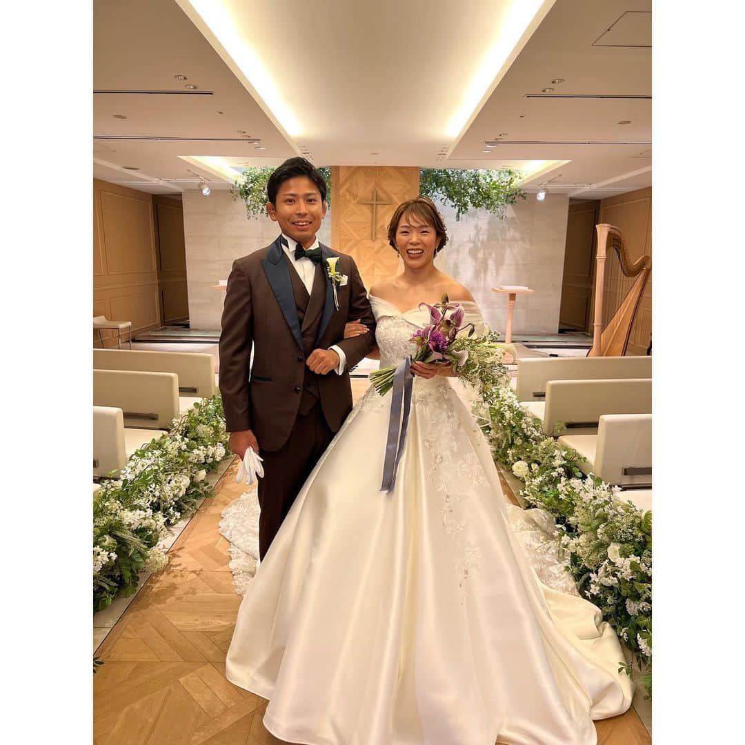 川井梨紗子のインスタグラム：「. 2023.10.14 結婚式🕊️ 大好きな方々と一緒に、一生に一回の特別な時間を 過ごせて本当に幸せでした😌✨  わたし達の馴れ初めを聞くと笑ってしまう人が ほとんどじゃないかなと思いますが、 人生本当に何があるかわからないなあと思います😂  参列してくださった皆様、本当にありがとうございました🤍  ヘアメイクとドレスについては後ほど💐🤍」