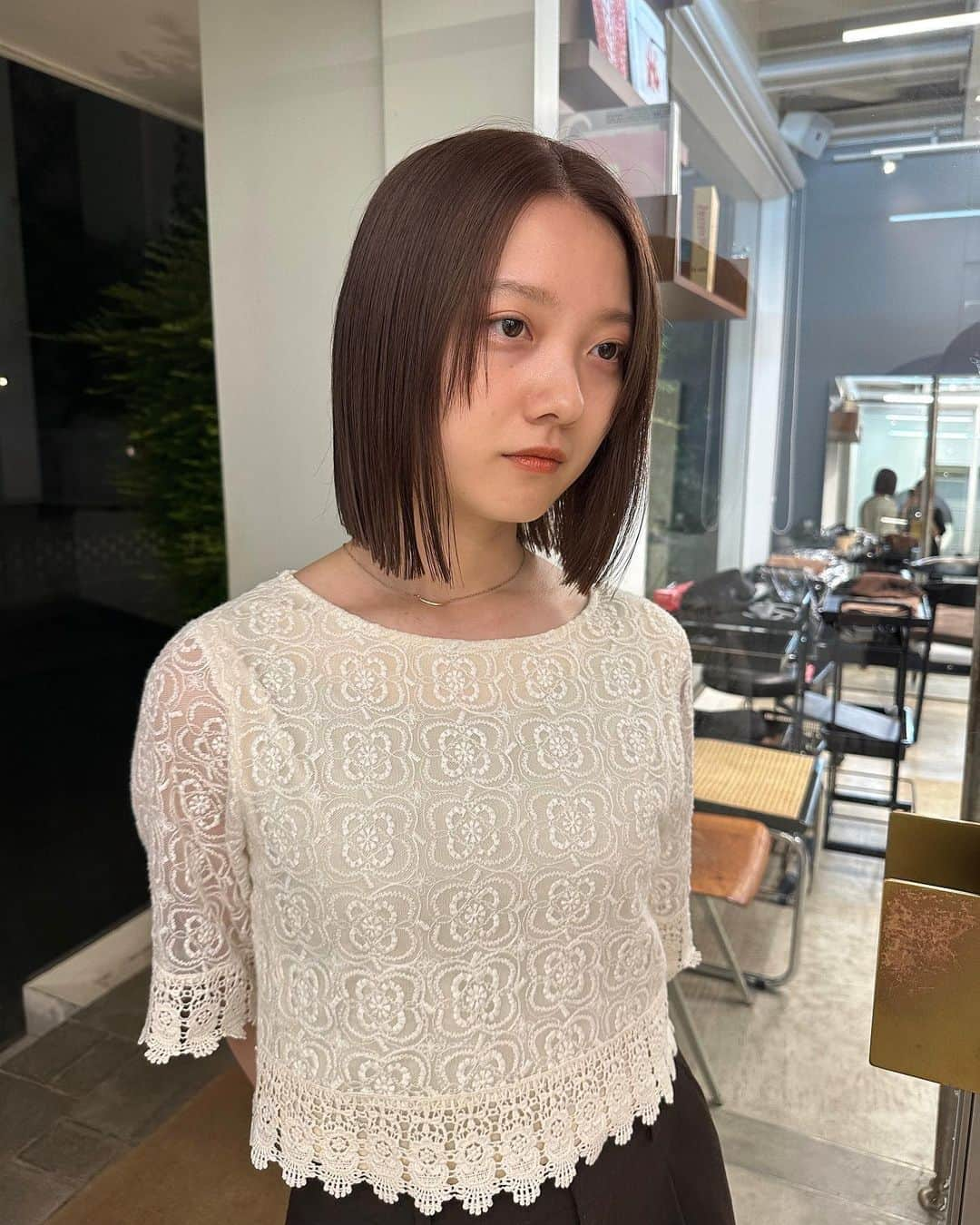 柴崎汐理のインスタグラム：「New hair ✂︎  秋っぽい色にしたくて「栗色で」という雑なオーダーをドンピシャに持ってきてくれる @sawa_misato ちゃん🌰  今回もありがとう😊」