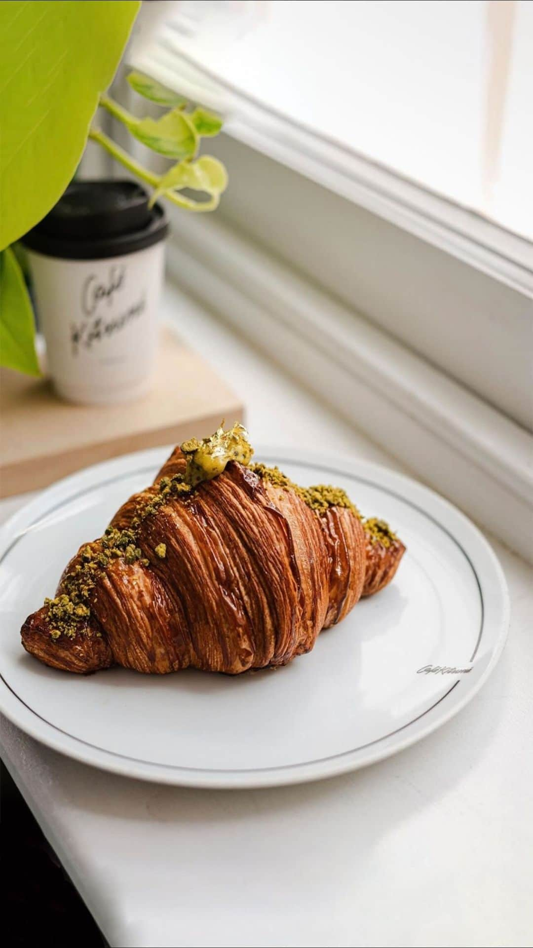 Café Kitsuné Parisのインスタグラム：「Start slowly your Sunday with a delightful pistachio roissant #CafeKitsuneLondon 🥐✨ - 👉 Kitsuné London at @_pantechnicon Ground Floor, 19 Motcomb St, Belgravia,⁠ London SW1X 8LB⁠ Monday-Friday: 8am-6pm Saturday-Sunday: 9am-6pm」