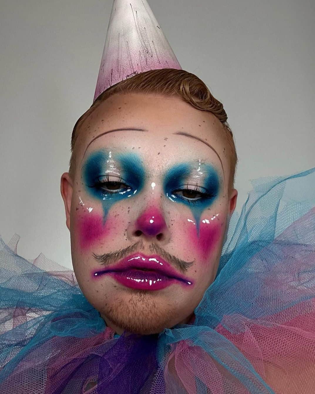 M•A•C Cosmetics Franceさんのインスタグラム写真 - (M•A•C Cosmetics FranceInstagram)「🎃 #MACHALLOWEEN 🎃  Le compte à rebours est lancé : J-16 avant #Halloween !  Nous vous préparons plusieurs idées de maquillage à reproduire pour le jour J.  Avez-vous déjà réfléchi à votre déguisement ? 👻  De notre côté, nous avons un terrible coup de 🧡 pour le look 🤡 de @outsidiste  #MacHalloween #HalloweenMakeUp #ClownMakeUp」10月15日 18時00分 - maccosmeticsfrance