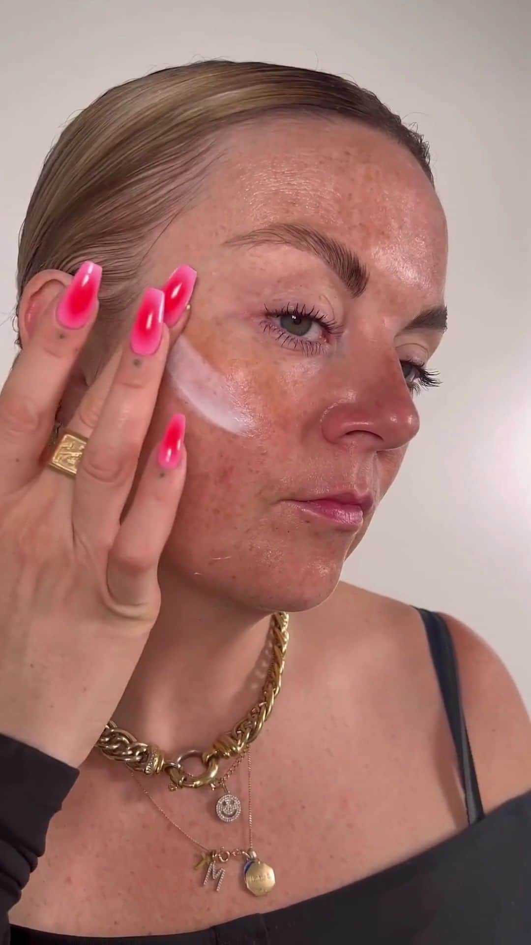 M·A·C Cosmetics Deutschlandのインスタグラム：「Prep your Skin! 🤍✨ Unsere Hyper Real Skincare ist das Geheimnis für einen absoluten Glow-Boost! 🌟💦Trage einfach den Hyper Real Serumizer und den Hyper Real SkinCanvas Balm unter der #MACStudioRadiance #SerumPowered Foundation auf und voilà: Deine Haut erstrahlt mit der Extra-Portion Glow! #maccosmetics #HyperRealSkincare #MACHyperReal」