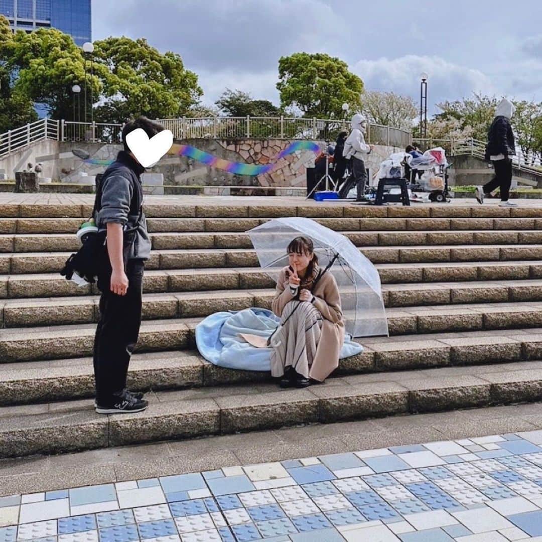 大友花恋さんのインスタグラム写真 - (大友花恋Instagram)「日曜日は、 WOWOW連続ドラマW 「フィクサーseason3」の放送日。  お天気雨につき、 晴れなのにビニール傘をさす、  シュールな待ち時間となりました。  （助監督さんのお顔が映っていたので、ハート🙇‍♀️）」10月15日 17時24分 - karen_otomo