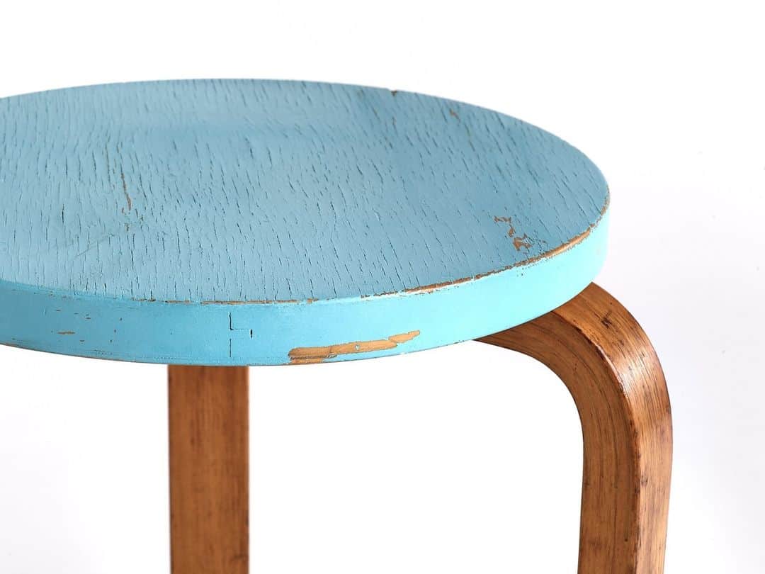 Artekさんのインスタグラム写真 - (ArtekInstagram)「On this day in 1935, four young idealists: Alvar and Aino Aalto, Maire Gullichsen, and Nils-Gustav Hahl founded Artek. Their goal was “to sell furniture and to promote a modern culture of living by exhibitions and other educational means.”⁠ ⁠ To celebrate Artek's 88th birthday, we spotlight a selection of Stool 60 from the 1930s that are available for purchase today. 🎈」10月15日 17時26分 - artekglobal