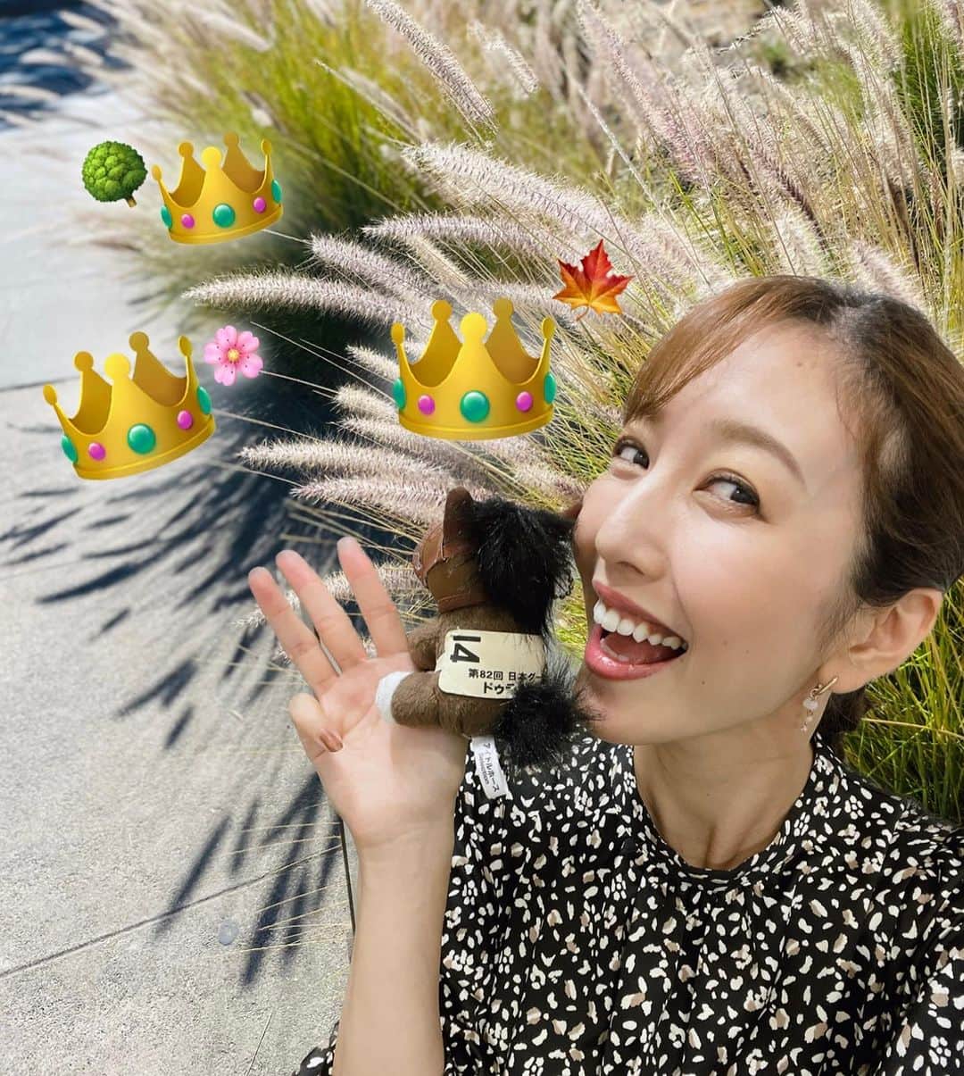 小澤陽子さんのインスタグラム写真 - (小澤陽子Instagram)「👑👑👑🍁🥳  史上７頭目〝牝馬三冠〟が誕生！！！  ドゥラメンテ(父)、見てるかなー！？😭🩵  歴史的瞬間を、番組でお届けできて、 皆さんと見届けられて、幸せです！  なんかもう、不思議と叫ぶことのない直線だった😂🤣✨  リバティの勝ちは もう強く確信していて、 あとは『２着以降どう！？』という感じで。 それくらい、オークスの記憶からも、信頼と安心感がたっぷりでした。  最終1.1倍という圧倒的人気とプレッシャーに応えた、 豪脚の〝お嬢さん〟。 birthday guyの川田将雅ジョッキー。🎂 陣営の皆様、オーナーの皆様！ 本当に本当におめでとうございます！！🎉  『中内田＆川田コンビで獲る三冠』というのが どれだけ喜ばしいことなんだろう…  これからも本当に楽しみです！！ ハーパーも、マスクトディーヴァも、楽しみ！  さて来週は、クラシック最終戦・菊花賞です💫  #三冠牝馬誕生 #秋華賞 #リバティアイランド　#🗽 #お嬢さん #川田将雅 騎手 #中内田充正厩舎  #ドゥラメンテ産駒 #ドゥラメンテ の想い出を添えて  #BSスーパーKEIBA #日曜15時から #BSフジ」10月15日 17時38分 - yoko.ozawa729