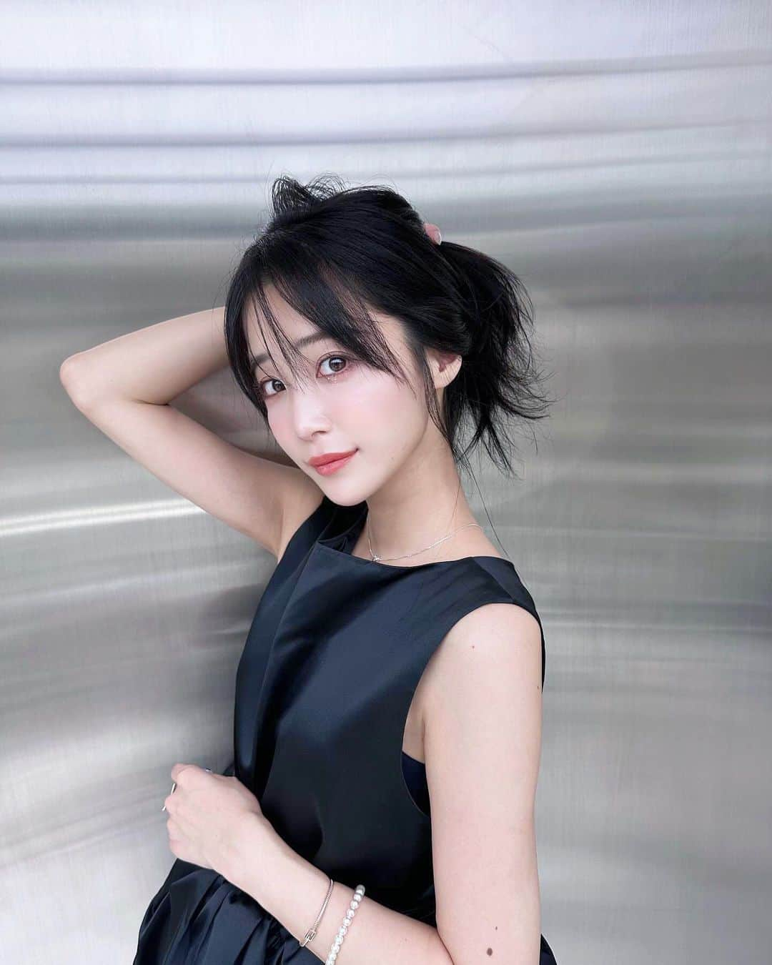 休井美郷のインスタグラム：「髪型かわいすぎる🇨🇳🏮🐼  前髪なくしてセンター分けにしてることおおいんだけど、実はちょろっとあって、どっちでも出来るようになってます‪🫶🏻🤍  レイヤーもたくさん入れて頂きました‪！ レイヤー天才👏🏻( @hanpen_redeal_0815 )ありがとうございます✨  #美容院#レイヤーカット」