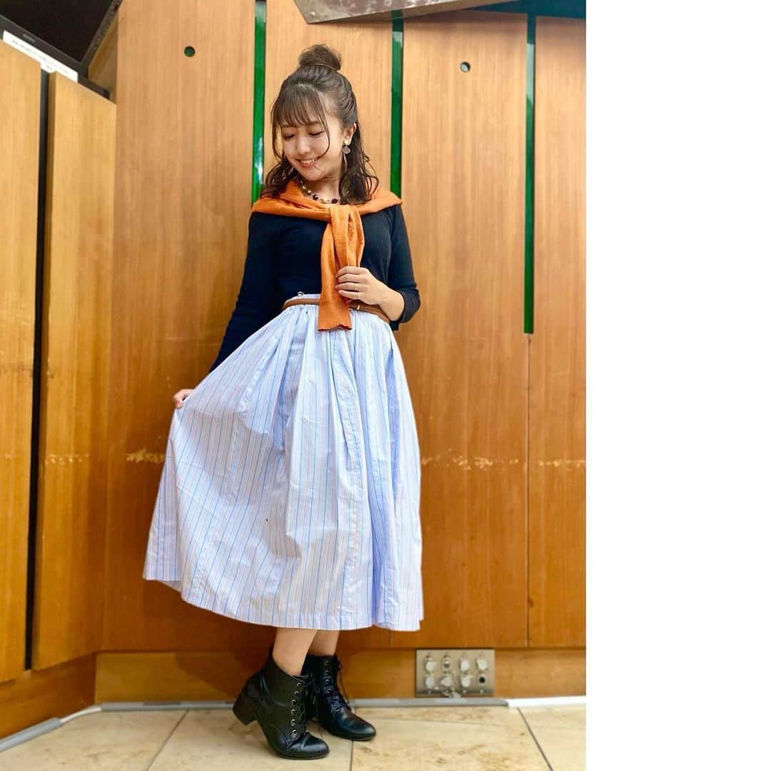 のインスタグラム：「・ やたらと評判よかった @marni のスカートと私物のオレンジニットコーデ🎃  木曜日は前にも着ていた @seebychloe のワンピースを私物のベストに合わせて着回し👚  このMARNIは実はセットアップだから 来週はセットで着たいな☺️  スカート＆ワンピースは 今週も @anotheraddress_official でサブスク利用したものです🎵」