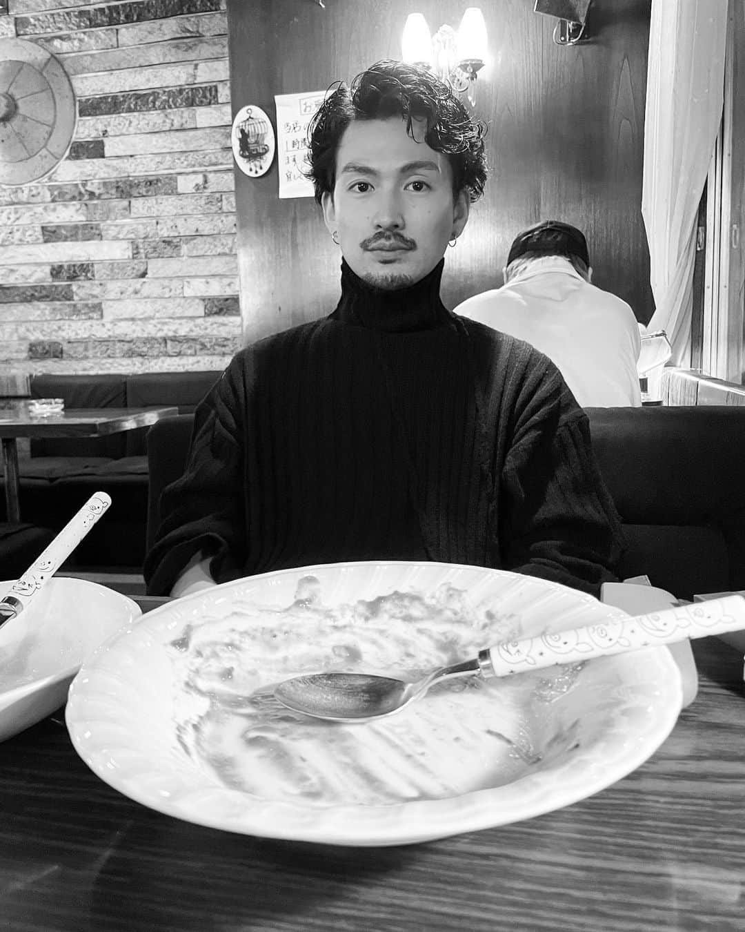 宮崎秋人のインスタグラム：「オフです。 稽古で毎日会ってるのに、 オフでも会ってます。  これから飯行くのに、カレー食べてた。  変なやつです。  #ビロクシーブルース」