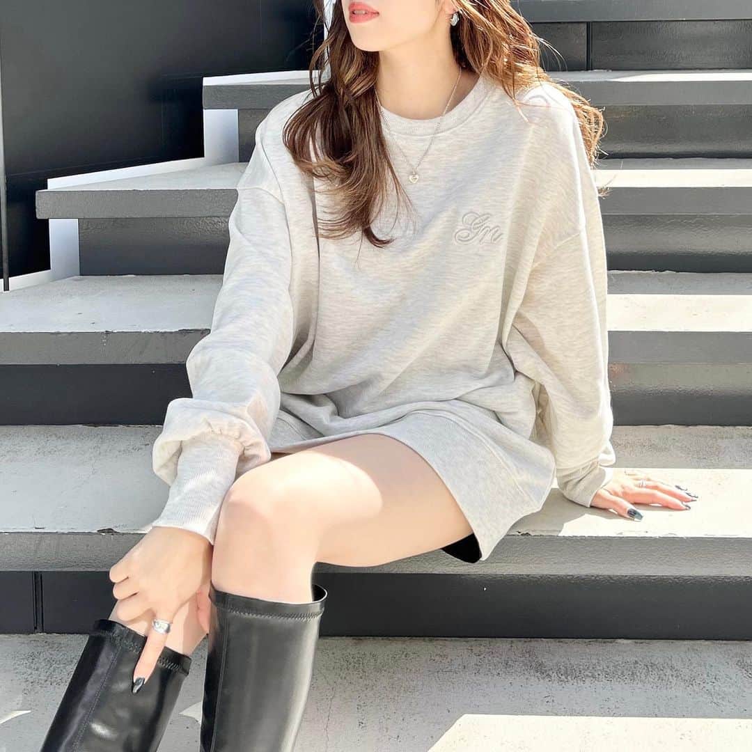 のインスタグラム：「【 pre order item♡】 ⁡ ⁡ ⁡ ⁡ ingnistore,zozotownにて予約受付中‼︎ ⁡(10月下旬発送予定)  ⁡ ■胸ふくれ刺繍ロゴ裏毛チュニック #1234-100255 ¥3,190 (tax in) 3カラー ⁡ ⁡ ⁡ 大人気間違いなしの新作チュニック♡ ⁡ ゆるっとしたオーバーサイズのデザインなので ショートパンツなどと合わせて ワンピース風に着るのもおすすめ🫶🏻 ⁡ ロングスカートなどと合わせると 大人なこなれた印象に仕上がります◎ ⁡ ⁡ ⁡  ┈┈┈┈┈┈┈┈┈┈┈┈┈┈┈┈┈ ┈┈┈┈┈┈ ⁡ ⁡ 〈INGNIコーデを大募集♡〉 @ingnistoreと#ingniコーデ のタグをつけて投稿していただいた方の中から、随時公式アカウントにてご紹介させていただきます‼︎ ⁡ ⁡ #INGN I#ingni #fashion #2023 #aw #오오티디 #패션#穿配不重样#秋コーデ #冬コーデ #デートコーデ #ファッション #トレンドコーデ #韓国コーデ #可愛いコーデ #フェミニンコーデ #カジュアルコーデ #甘めカジュアルコーデ  ⁡ ⁡」