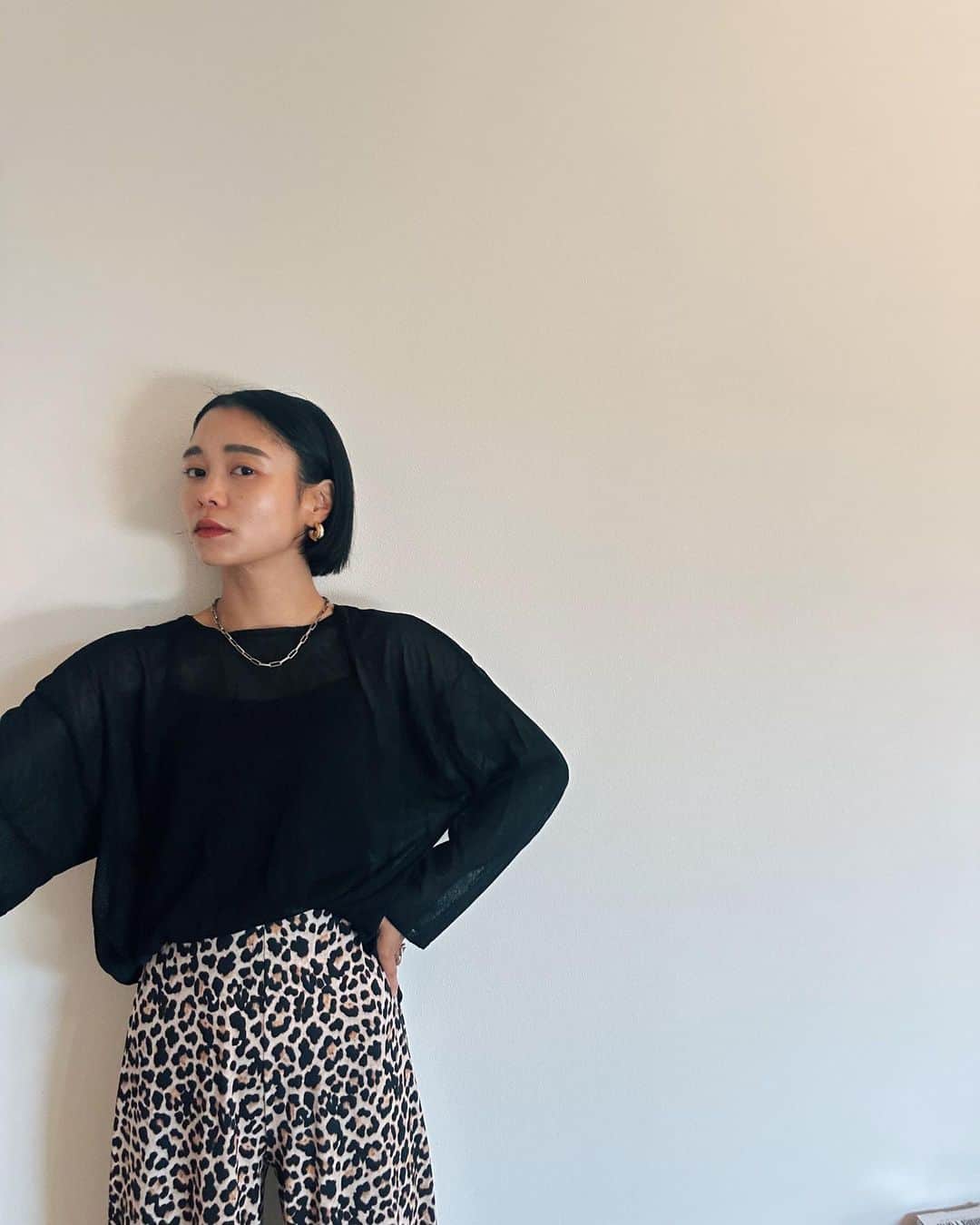 忍舞のインスタグラム：「最近黒が好き🖤  #しのぶんコーデ」
