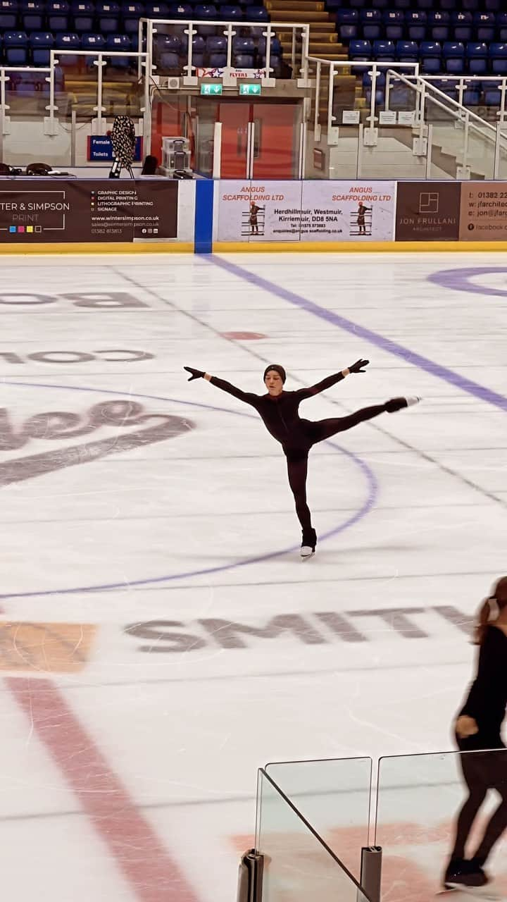 アレキサンドラ・ゴロフキナのインスタグラム：「Morning practice before free programme 🩵🩵🩵 ••• #TaysideTrophy #figureskating #practice」