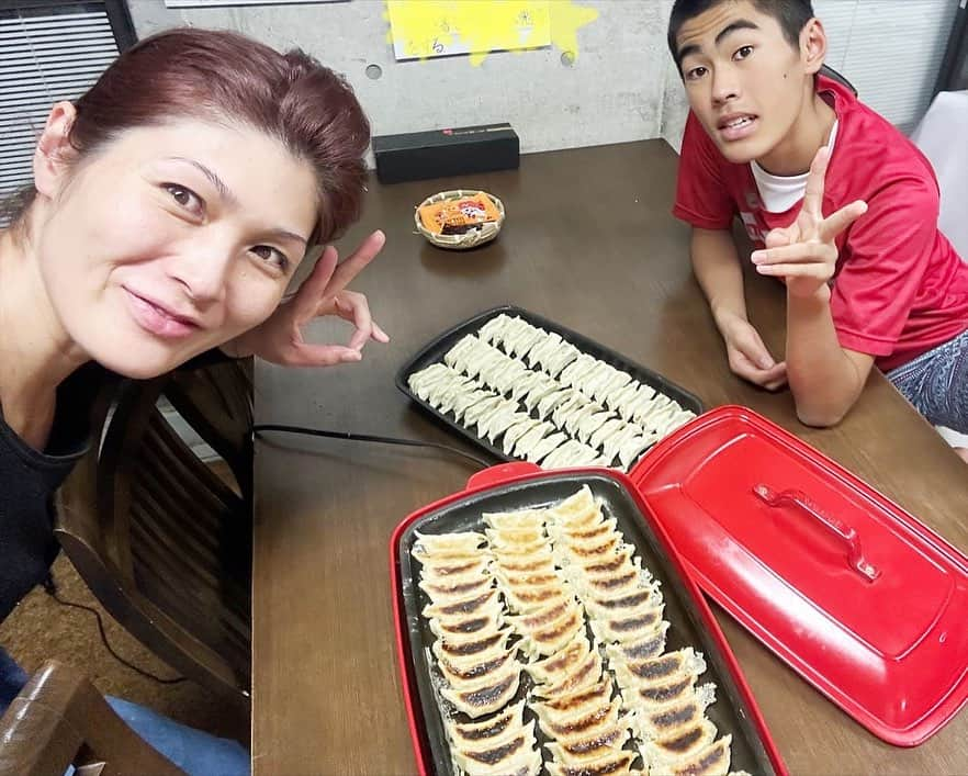 岡本安代さんのインスタグラム写真 - (岡本安代Instagram)「【久しぶりの餃子】 最近、中間テストや部活などで、子供たちが忙しくなり、少々お疲れ気味。 ならば！食卓で活力を！と思い、 子供たちがテンション上がるご飯（カレーにハンバーグ、トンカツ等々） 最近必死にバランスをとりながら、 子供たちテンション上がり飯を作るようにしておりまして。   錬成稽古終わりの昨日は餃子作りました！  キャベツ２玉！180個！ 元気もりもりーー！ みんな喜んでくれましたー！ ごちそうさまでした！  https://ameblo.jp/yasuyo0308/entry-12824533190.html  #詳しくはブログで #走り続ける岡本家 #5人の子育てママウンサー #岡本安代 #餃子 #ギョーザ #bruno」10月15日 17時47分 - okamoto.yasuyo