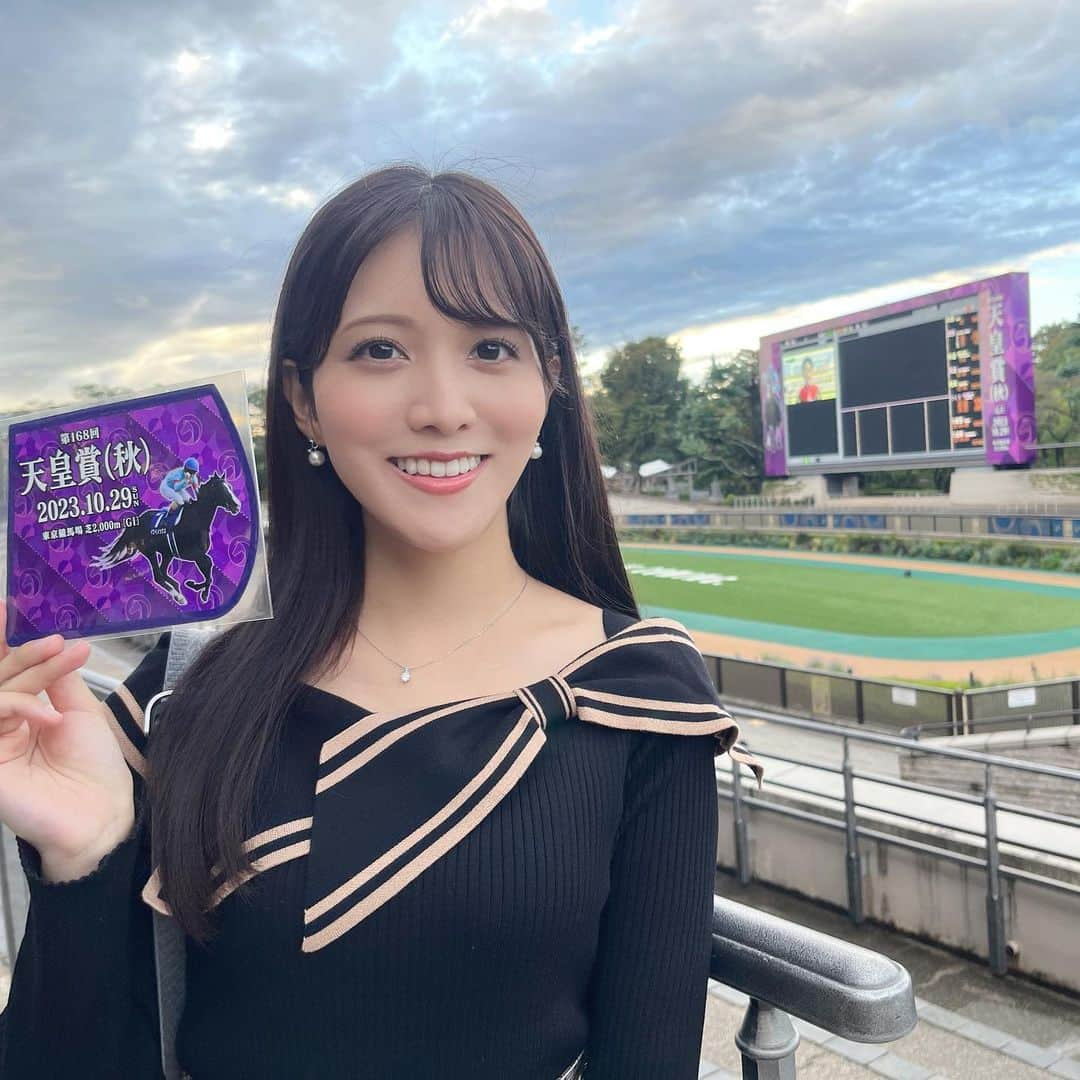 石川彩夏のインスタグラム：「グリーンチャンネル ご視聴頂きありがとうございました☺️  リバティアイランドの強く美しい姿は、東京競馬場まで伝わってきました🐴  夕方のクロストークでお伝えさせて頂いたBAR2400@TOKYOのゼッケン風コースターは、イクイノックス🏇  数量限定ですので🥰是非ゲットしてみてくださいねー✨ （時間の都合上バタバタでしたので、もうひとつは、また更新させて下さい🙇‍♀️）  お洋服は、私服で #31sonsdemode の2023 Winter Collection⛄️ 配色アシメカラーリボンニット 美しいラインなので、色違いも欲しくなりました🥹」