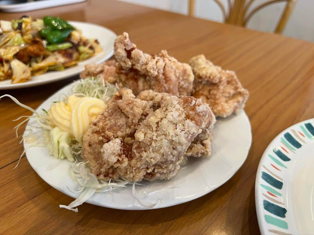 かこさんのインスタグラム写真 - (かこInstagram)「向陽飯店町田店さん☺️✨ 中華料理の辛味でストレスに打ち勝つ🔥 ということで！！辛い物を食べてきました❤️‍🔥 麻婆豆腐、エビチリ、酸辣湯！！あとは食べ放題なので好きな物をたくさん😍 麻婆豆腐はひき肉がたくさん入っとって豆腐がすごい滑らか🥺辛さも強い辛さじゃなくて美味しい辛さやからめちゃくちゃ白米欲しくなる😂ピリ辛の餡と豆腐の相性が抜群！ エビチリはプリプリのエビに分厚い衣がまとわれてチリソースが甘酸っぱくて濃厚で🥹✨すごい美味しかった🦐 酸辣スープは辛味よりも酸味！！具沢山で飲めば飲むほど身体がぽかぽかに☀️酸っぱさがクセになる！！ ストレスの4種を解消するにはそれぞれの効果を発揮する4種の辛さがあって👀✨ ・麻辣料理は”身体的ダメージ”に効果的 →長時間のPC作業で疲れた時は麻婆豆腐が一番☝️ ・酸辣は”身体的疲労”に効果的 →酸辣料理は仕事が山積みで疲れた時に麻辣湯や麻辣スープを🤓 ・甘辛は”心理的疲労”に効果的 →精神的に疲れた時は甘辛が最強🫡是非エビチリ〜🦐 ・推辛は”精神的ダメージ”に効果的（おしから＝オリジナリティのある辛味） →気分が晴れやん時は推辛料理で乗り切ろう🌞 自分の身体と心と相談して食べ物決めれる！！笑 そして、なんとなんと！！今キャンペーン期間中だそうで😆✨ イベント期間は10月1日〜12月9日✨ 「#天下分け目の辛味戦」「#ストレス発散」をつけて写真と一緒にInstagramに投稿すると豪華賞品が当たるキャンペーンへの応募が完了💪 2週間に1回キャンペーン応募者の中から抽選をするので投稿すればするほど当選確率が上がります！最高！ 当選チャンスは5回、計100名様の当選者様にパウダービーズ®︎やハンディガンなどの豪華ストレス発散&癒しグッズをプレゼント！ちなみに15,000相当のグッズもあるよ👀💕 サイトはこちら↓  https://www.karamisen.jp/ 私たちが行ったお店の住所は 東京都町田市原町田3-2-9 エルムビル1階 です！ #PR #天下分け目の辛味戦 #ストレス発散 #李錦記 #町田グルメ #辛い物好き #麻辣 #中華 #中華料理 #町中華 #食べ放題 #麻婆豆腐 #エビチリ #酸辣湯 #唐揚げ #からあげ #餃子 #炒飯 #焼売 #먹방 #대식가 #먹팔 #먹팔해요 #먹스타그램 #大食い #双子 #はらぺこツインズ  #大胃王」10月15日 17時47分 - harapeko__kako