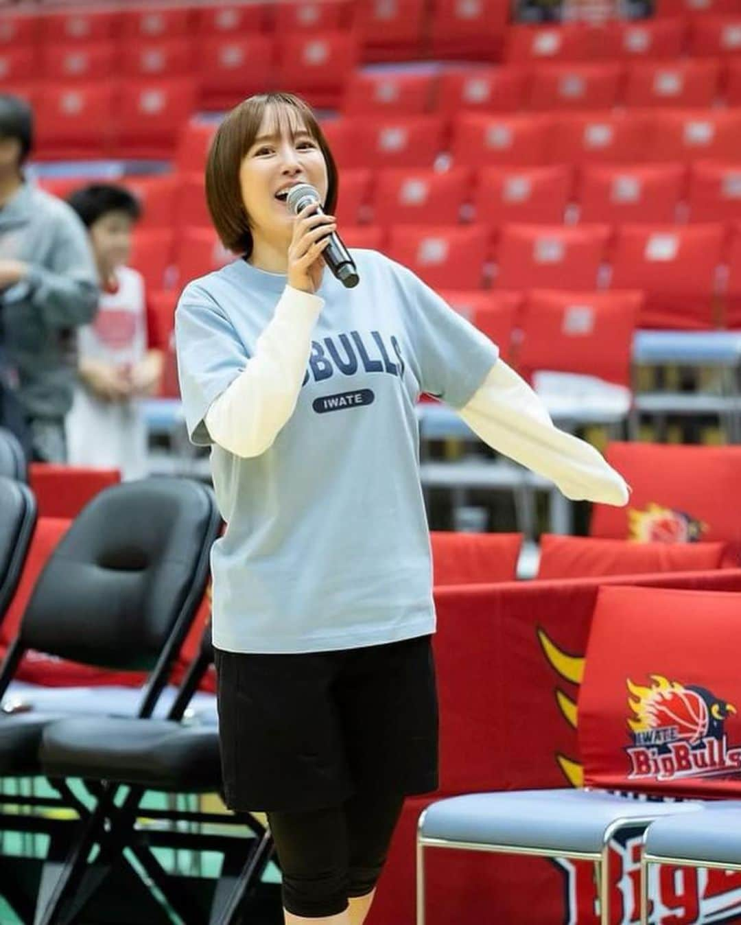 山川恵里佳さんのインスタグラム写真 - (山川恵里佳Instagram)「@iwatebigbulls   2日間ありがとうございました🏀  みんなの想いは一緒 ブレることなく私達は信じて応援 必ずくるその日を待ちましょう！  岩手ビッグブルズだいすきだー❤️‍🔥  #岩手ビッグブルズ #岩手ビッグブルズオフィシャルアンバサダー  📷 @akila_hhs  この瞬間撮ってくれてたの 2枚目の写真らぶ😘 #ブルゾーキャップと山川」10月15日 17時40分 - erika_3_official