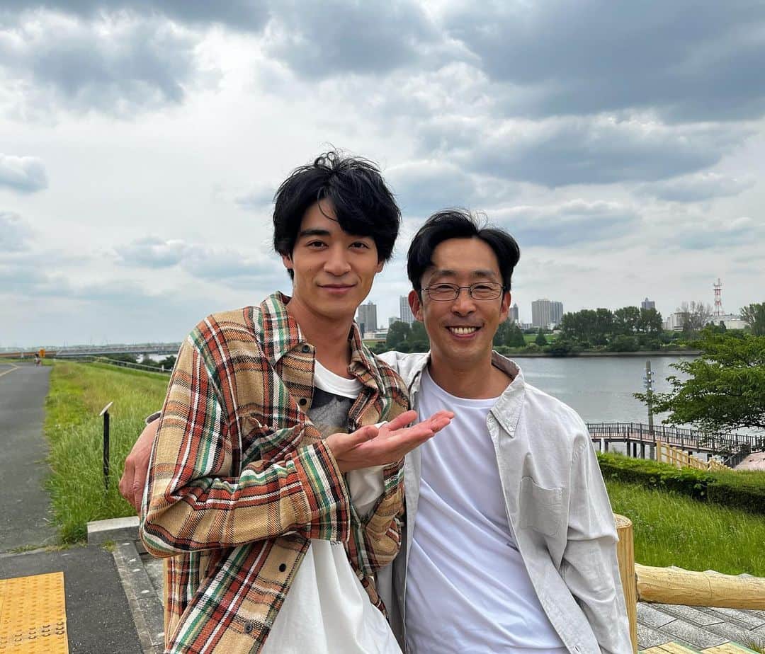 若林拓也のインスタグラム：「「たそがれ優作」第2話見ていただけましたか？  有起哉さんと親子オフショット 撮影日数は少なかったんですが、オールアップの日に 親子役やるとね、なんかお別れしずらいよね と言ってくださって また現場でお会いできるように頑張ろうって思いました。 息子役を演じられて幸せです  Tverで見逃し配信してます！ 是非見てください。」