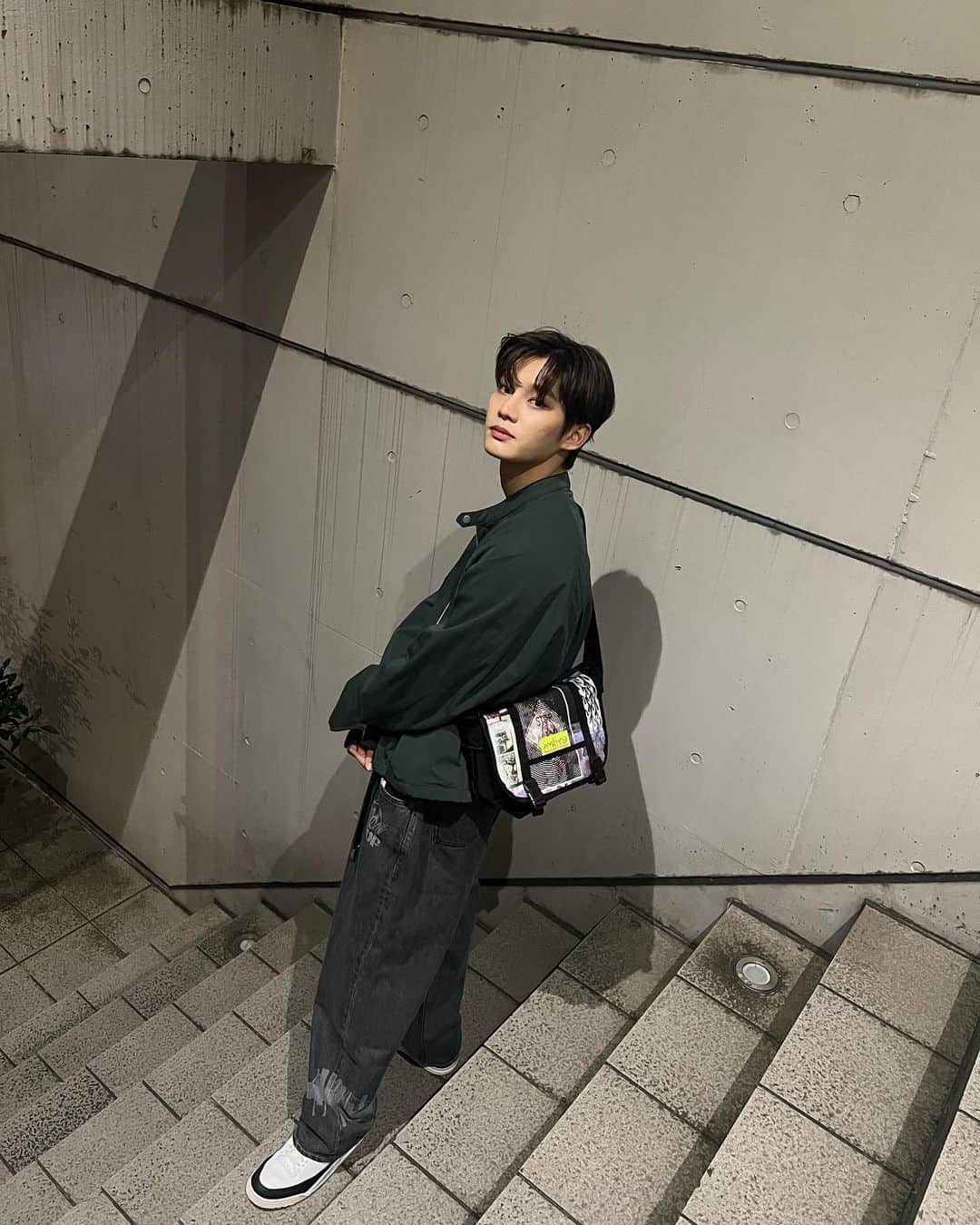 さんのインスタグラム写真 - (Instagram)「가볍게 툭.  @mp_japan × @petersutherland のコラボバッグ  #ManhattanPortage #マンハッタンポーテージ #PR」10月15日 17時43分 - dongdongisland