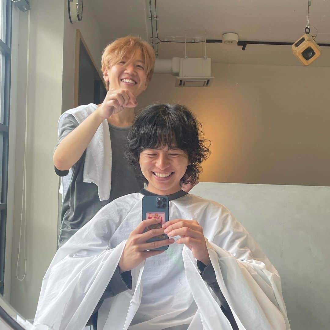 瀬戸口弘樹のインスタグラム：「17年間の付き合いの後藤　@toshinoriiii  出会ったのは僕が就職で上京し、働いていた美容室SHIMA原宿店、  当時僕は21歳で美容師アシスタント1年目、後藤はまだ高校生で広島から髪を切る為に東京まで通っていたお客様、そして僕をシャンプー指名してくれていました🫧✨ 当時はありがとうbeauty🌸🫧✨  今は逆で僕が後藤を指名してます☺️🫧✨  指名　使命　氏名　しめい　シメイ  言霊の思念は一緒、だから急に話が変わるのですが、自分の使命ってなんだろう？！って悩んでる人に伝えたいな、 自分の今世での使命は自分の名前に隠されているんだよ🌸🫧✨  カタカムナ  迷ったら調べてみてください🌸🫧✨  #後藤利典　#美容室　#美容師　#カリスマ美容師　#おすすめ美容師　#指名　#使命　#シメイ　#カタカムナ　#言霊」