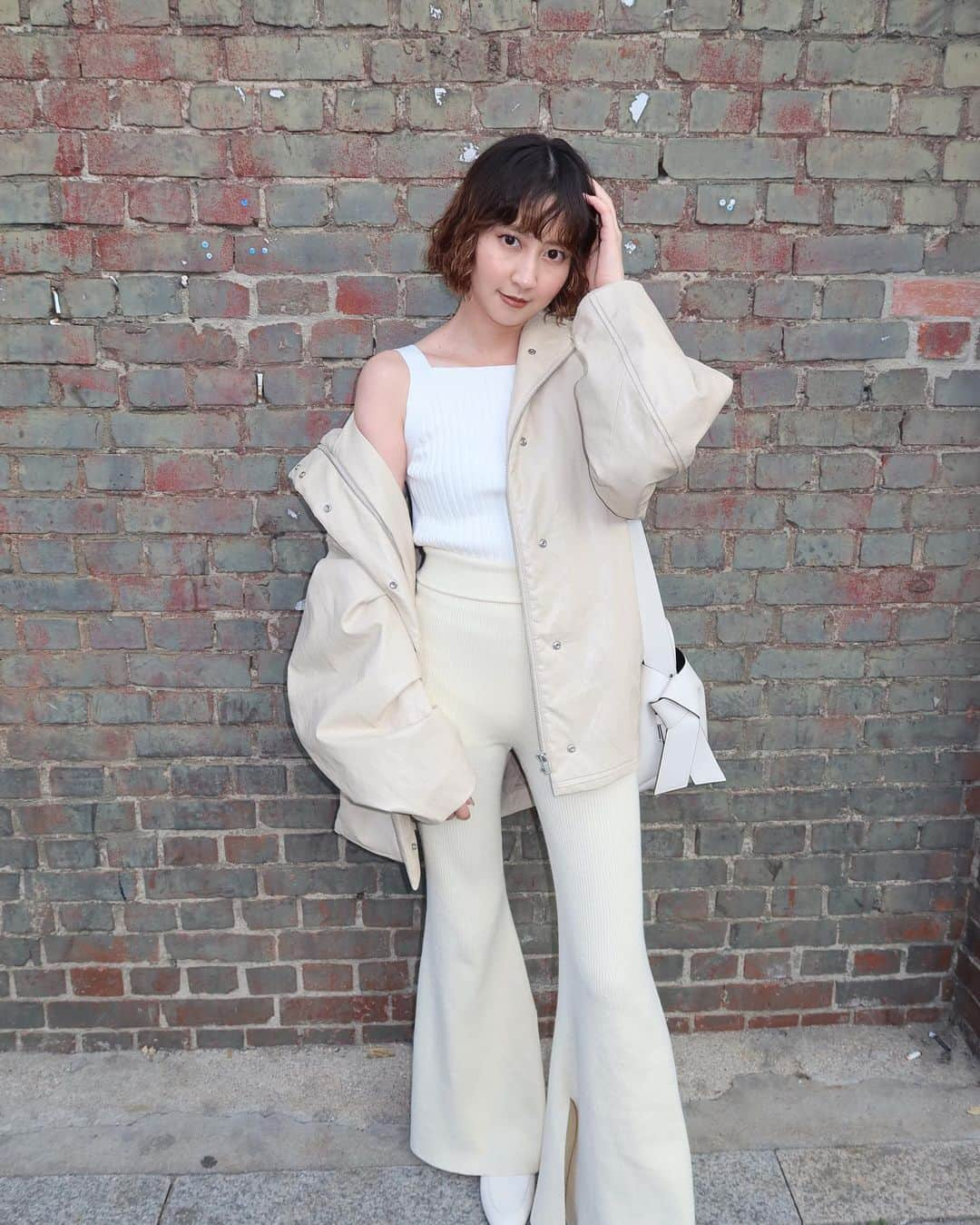 河北麻友子のインスタグラム：「FASHION JACKET&TOP: Ameri PANTS: Mediam BAG: Acne Studios SLIPPERS: Gucci #FASHION #OOTD #麻友コーデ」