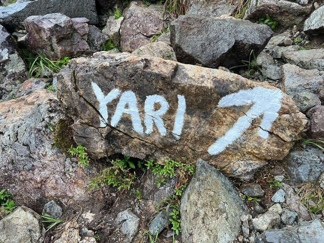 桐谷蝶々さんのインスタグラム写真 - (桐谷蝶々Instagram)「⛰️槍ヶ岳DAY2⛰️  2日目は 槍沢ロッヂ→槍ヶ岳山荘へ 標高差は1342m 6時頃出発して、11時頃に到着。  2日目は、どんどんガスっていって眺望はまるでなし😢 槍ヶ岳山荘に着いても槍ヶ岳の穂先は見れませんでした。 雨と風が強くて、山頂アタックは断念…🥲 雨に濡れたのですごい寒くてびっくりした🥶 防寒具たくさん持っていって良かった。  槍ヶ岳山荘は広くて、快適でした！ 談話室にはクライミングウォールも！🧗 触ってみたけど、靴無しだと足痛くて登れませんw  DAY3へ続く！  2023.9上旬に登りました  #槍沢ロッヂ #槍ヶ岳山荘 #登山 #登山初心者 #槍ヶ岳登山 #山 #山登り #長野」10月15日 17時46分 - choucho_kiri