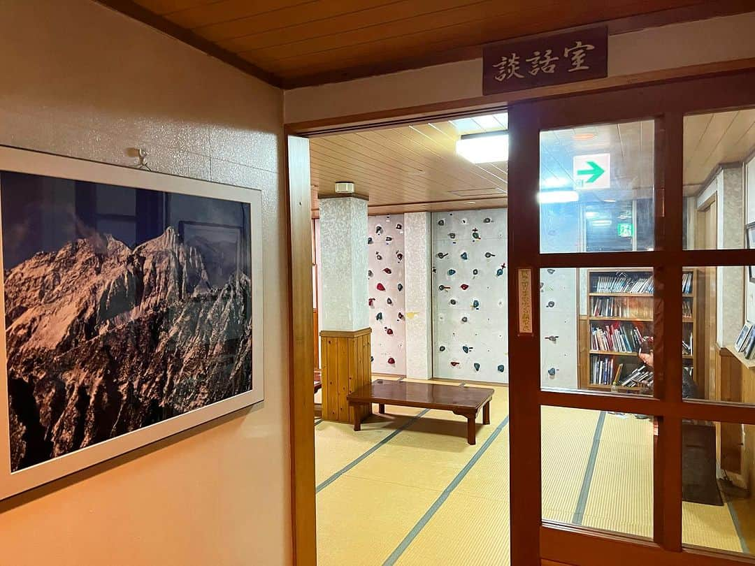 桐谷蝶々さんのインスタグラム写真 - (桐谷蝶々Instagram)「⛰️槍ヶ岳DAY2⛰️  2日目は 槍沢ロッヂ→槍ヶ岳山荘へ 標高差は1342m 6時頃出発して、11時頃に到着。  2日目は、どんどんガスっていって眺望はまるでなし😢 槍ヶ岳山荘に着いても槍ヶ岳の穂先は見れませんでした。 雨と風が強くて、山頂アタックは断念…🥲 雨に濡れたのですごい寒くてびっくりした🥶 防寒具たくさん持っていって良かった。  槍ヶ岳山荘は広くて、快適でした！ 談話室にはクライミングウォールも！🧗 触ってみたけど、靴無しだと足痛くて登れませんw  DAY3へ続く！  2023.9上旬に登りました  #槍沢ロッヂ #槍ヶ岳山荘 #登山 #登山初心者 #槍ヶ岳登山 #山 #山登り #長野」10月15日 17時46分 - choucho_kiri