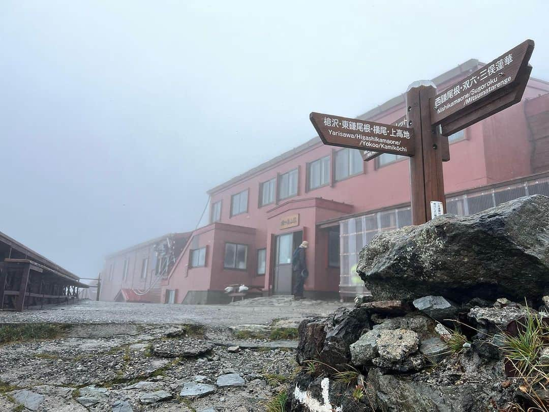 桐谷蝶々さんのインスタグラム写真 - (桐谷蝶々Instagram)「⛰️槍ヶ岳DAY2⛰️  2日目は 槍沢ロッヂ→槍ヶ岳山荘へ 標高差は1342m 6時頃出発して、11時頃に到着。  2日目は、どんどんガスっていって眺望はまるでなし😢 槍ヶ岳山荘に着いても槍ヶ岳の穂先は見れませんでした。 雨と風が強くて、山頂アタックは断念…🥲 雨に濡れたのですごい寒くてびっくりした🥶 防寒具たくさん持っていって良かった。  槍ヶ岳山荘は広くて、快適でした！ 談話室にはクライミングウォールも！🧗 触ってみたけど、靴無しだと足痛くて登れませんw  DAY3へ続く！  2023.9上旬に登りました  #槍沢ロッヂ #槍ヶ岳山荘 #登山 #登山初心者 #槍ヶ岳登山 #山 #山登り #長野」10月15日 17時46分 - choucho_kiri