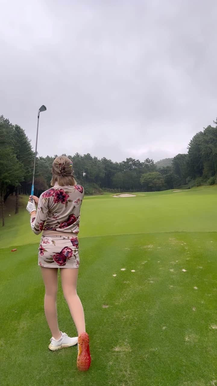 nawachanのインスタグラム：「．  《ミスもナイスに😊⛳️》  ミスしたショットが バーディチャンス  って嬉しいよね✨  結果🙆‍♀️ナイスミス😊  ．  #ゴルフウェア#ゴルフラウンド#ゴルフ女子#初心者#⛳️#🏌️‍♀️#ゴルフ男子#ゴルフ馬鹿#ゴルファー#ゴルフ場#ゴルフ好きな人と繋がりたい#ゴルフ好き#ゴルフ好きな人と仲良くなりたい#golf#instagram」