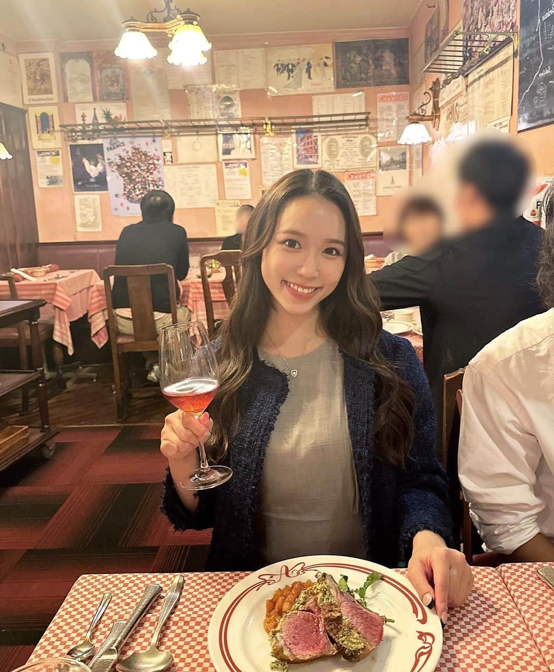 山本瑠香のインスタグラム：「. 誕生日のお祝いしてもらいました🇫🇷🥂💫  フランス料理屋さんで 仔羊、うさぎ、鴨肉、牛タンなど 普段あまり食べないものを頂きました🤍🩵  10月は 山本家にとって お祝いすることがいっぱいなんです！  10/10は私の誕生日、 10/18は父と弟の誕生日と 父と母の結婚記念日✨今年で25周年✨  おめでとうがいっぱい！！ みんなおめでとう〜！！ . . . #誕生日 #誕生日ディナー #誕生日パーティー  #誕生日プレート #バースデー #バースデーディナー  #フレンチ #フレンチレストラン #フレンチディナー」