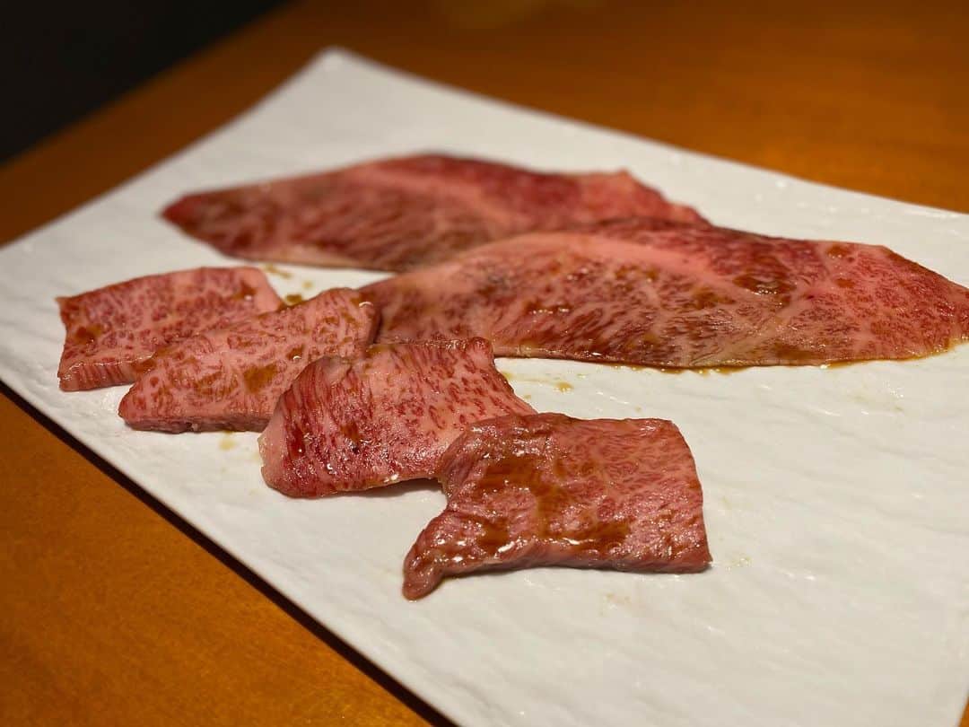 大沢文也のインスタグラム：「たまらんたまらんたまらんばい😏❗️ 毎日美味しい物を食べても太らない。 それ以上にキツい練習してるので😁💪🥊  摂取カロリーよりも消費カロリーのが多いぜい(^o^)  #焼肉 #yakiniku #beef #🥩」