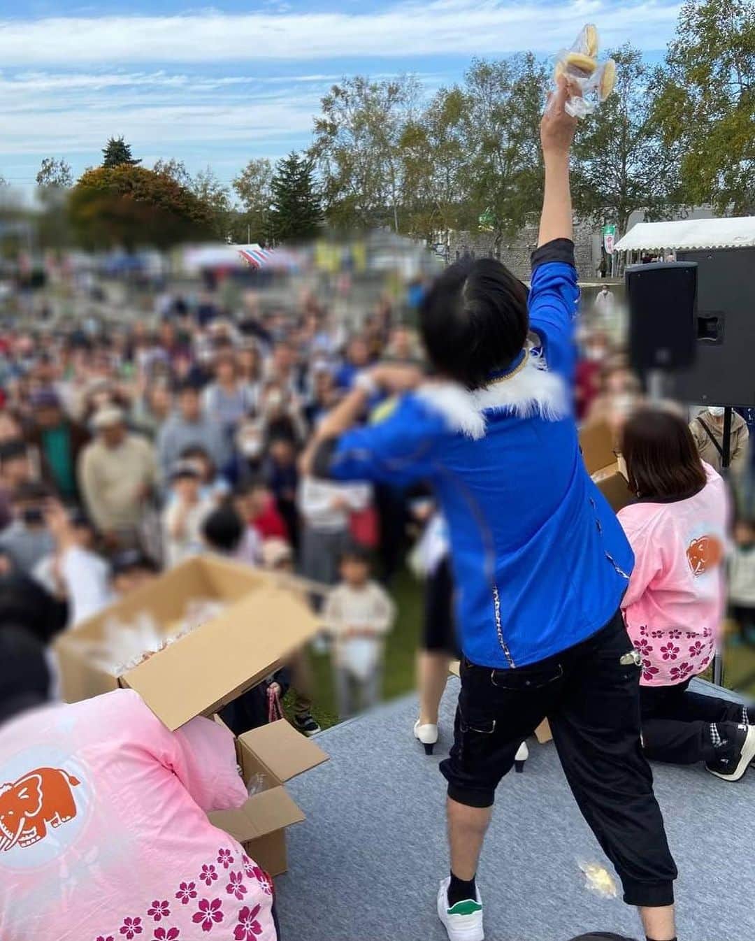 ジャガーともひろさんのインスタグラム写真 - (ジャガーともひろInstagram)「今日は弾丸日帰りで 北海道のお祭りへ！ パン投げた🍞🍞🍞 めっちゃ投げた🍞🍞🍞 ちーやんオーバースローだった🍞🍞🍞   #どんとこい村まつり  #忠類  #ジャガーズ  #伊達悠太  #道産子」10月15日 17時49分 - jaguartomohiro