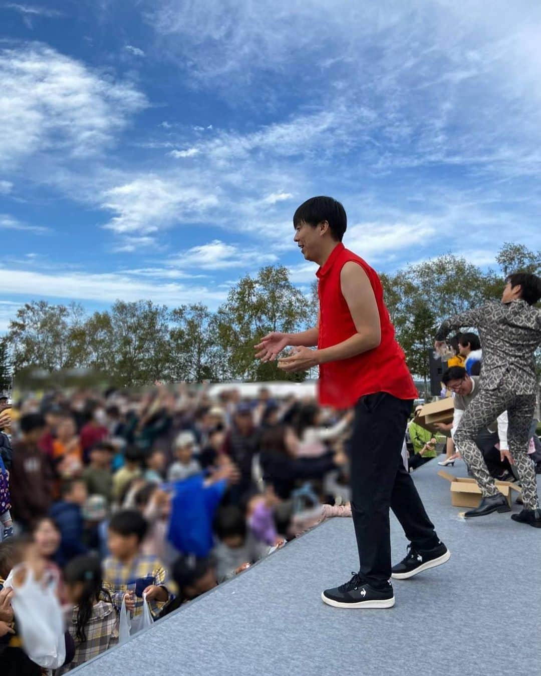 ジャガーともひろのインスタグラム：「今日は弾丸日帰りで 北海道のお祭りへ！ パン投げた🍞🍞🍞 めっちゃ投げた🍞🍞🍞 ちーやんオーバースローだった🍞🍞🍞   #どんとこい村まつり  #忠類  #ジャガーズ  #伊達悠太  #道産子」