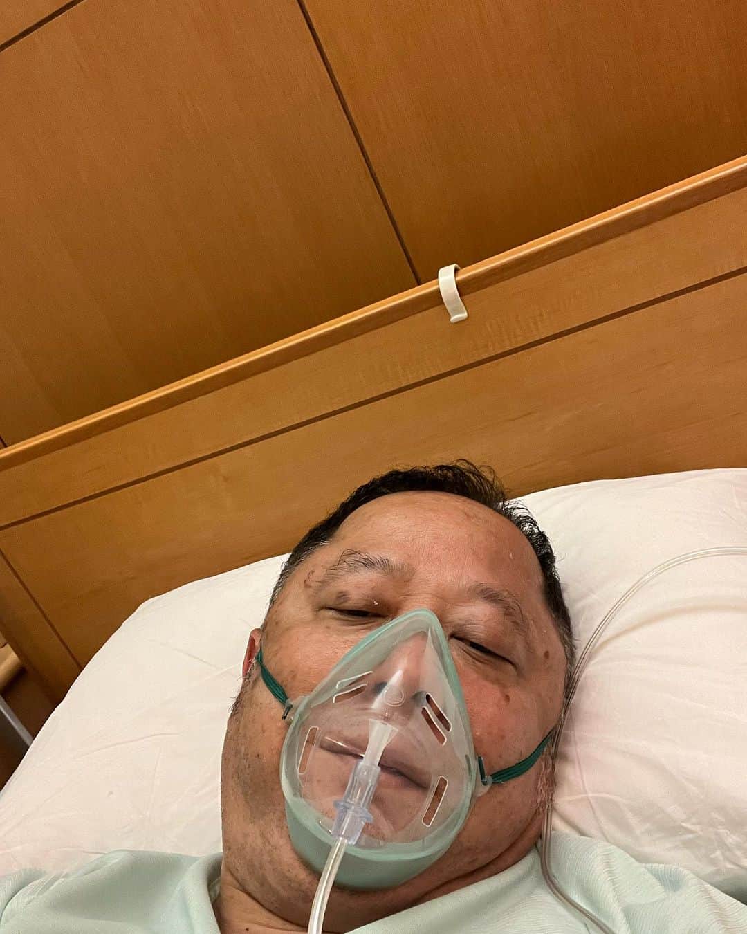 嶋田隆司のインスタグラム：「2年半わたしの膝を苦しめてきた。病名が変形性膝関節症とわかり、半月板もなくなり手術に踏み切りました。44年全身全霊をかけて描いてきた『キン肉マン』でしたが、もう階段の登り降りも苦しくなり、まだまだ作品描くにはこと時期しかないなと今回の決断となりました。キン肉マン来年45周年はばんぜんな体調で挑むためにも、毎週楽しみにしてくれている読者の皆さんごめんなさい🙇‍♀️🙇‍♀️#キン肉マン　#キン肉マン完璧超人始祖編アニメ化決定　#キン肉マンアニメ放送40周年 #筋肉人　#金肉人　#kinkeshi #kinnikuman #読者の皆さんごめんなさい」