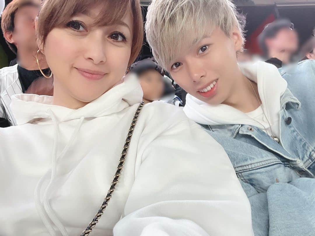 矢島名月のインスタグラム：「家族で藤原くんの応援に！！  途中カメラに抜かれてびっくり🫢  #ロッテ」