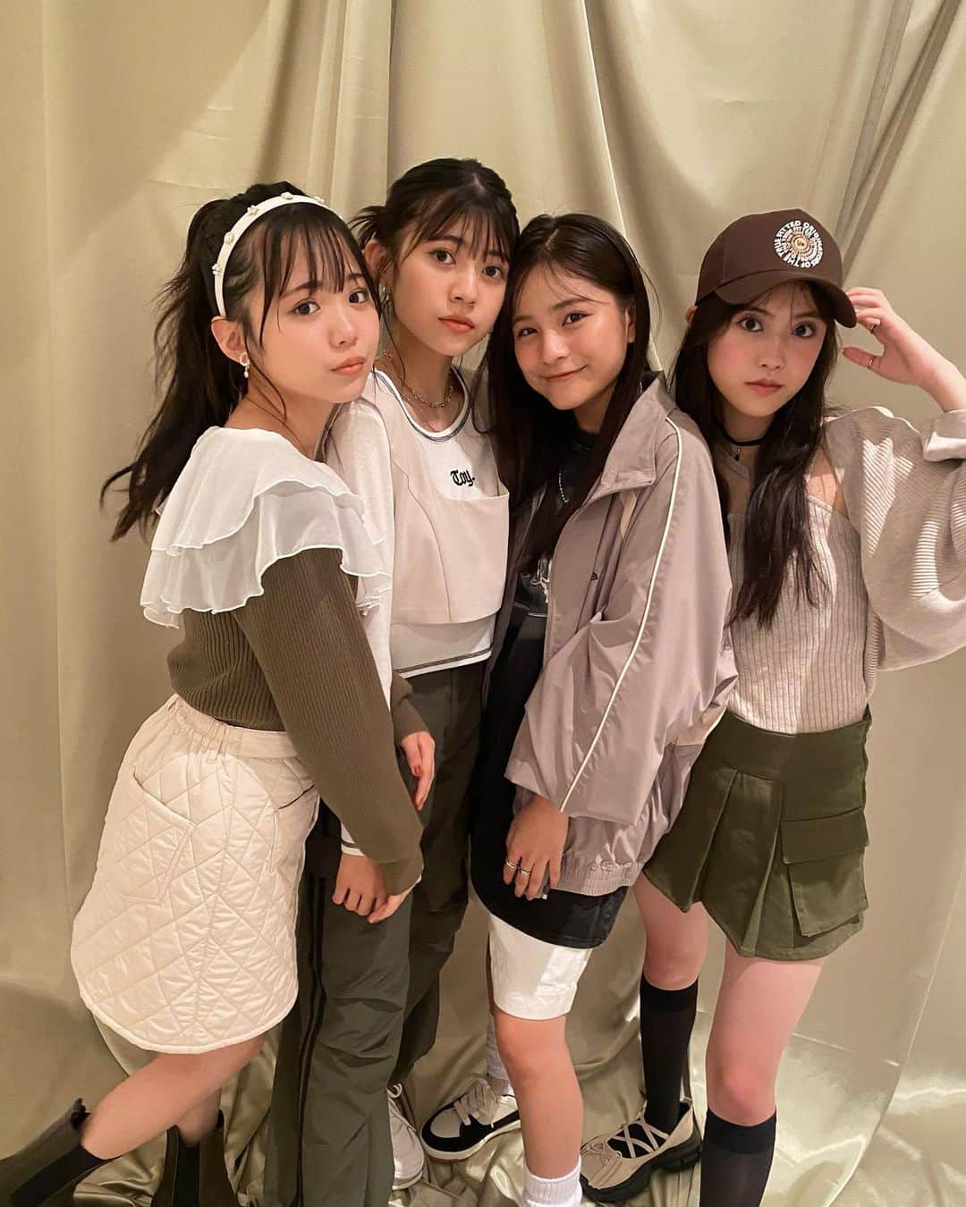 吉本麗南さんのインスタグラム写真 - (吉本麗南Instagram)「表紙のオフショ♡⃛  秋らしいカーキのコーデでほんとに可愛かった🌿  同学年の4人だったので楽しく落ち着いて撮影できました＾＾  まだゲットしてない子はぜひゲットしてね~！  #吉本麗南#ニコラ#nicola#ニコラ11月号発売中#ニコモ」10月15日 18時06分 - reina_yoshimoto_official