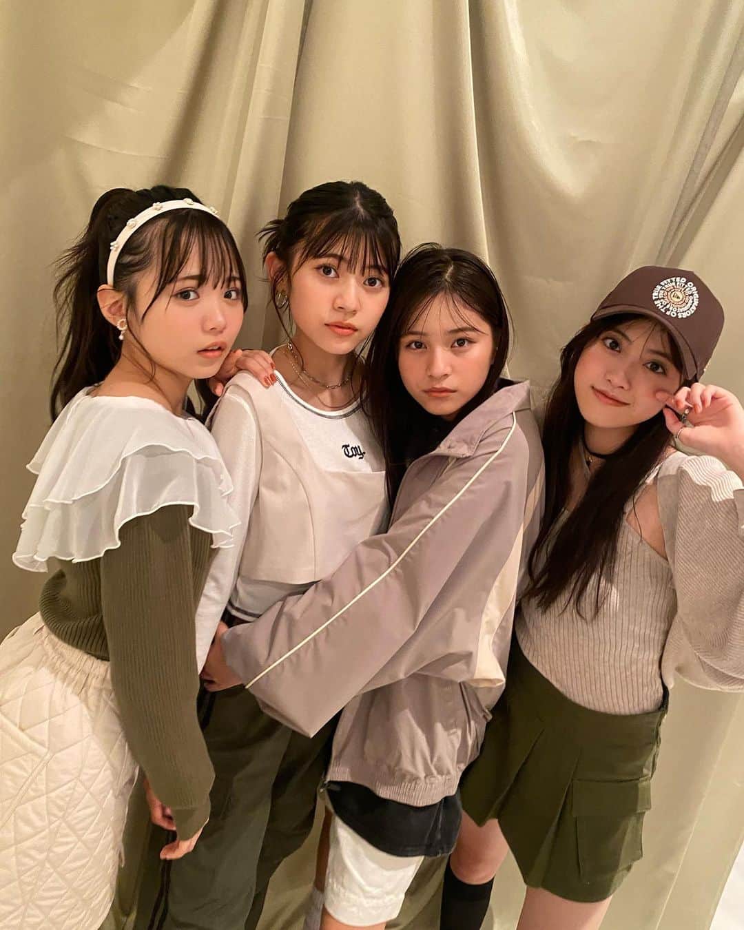吉本麗南さんのインスタグラム写真 - (吉本麗南Instagram)「表紙のオフショ♡⃛  秋らしいカーキのコーデでほんとに可愛かった🌿  同学年の4人だったので楽しく落ち着いて撮影できました＾＾  まだゲットしてない子はぜひゲットしてね~！  #吉本麗南#ニコラ#nicola#ニコラ11月号発売中#ニコモ」10月15日 18時06分 - reina_yoshimoto_official