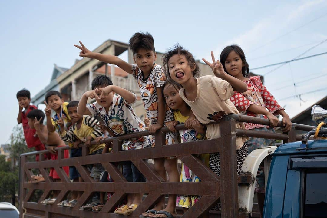 VuTheara Khamさんのインスタグラム写真 - (VuTheara KhamInstagram)「Sur le chemin de l’école, Stung Mencheay, Phnom PENH, Cambodia (mars 2023) 🚸🇰🇭 . 📅 SAVE THE DATE : Exposition-vente du 19-21 octobre 2023 ´De la misère à un métier’ à Paris Montmartre, 2 rue du Mont-Cenis juste à côté de la basilique du Sacré-Coeur et de la place du Tertre. Reportage photo réalisé au Cambodge pour l’ONG ´Pour un Sourire d’Enfant’ association qui aide plus de 12 000 enfants les plus pauvres du Cambodge. J’en profite également pour vous annoncer que je serai en direct sur @radio_notre_dame le mardi matin en présence de la présidente de PSE France, Brigitte Houdiniere, parler de mon parcours, de mon histoire et du Cambodge. . #child #childdevelopment #ngo #school #hope #education #exhibition #documentary #documentaryphotography」10月15日 18時04分 - vutheara