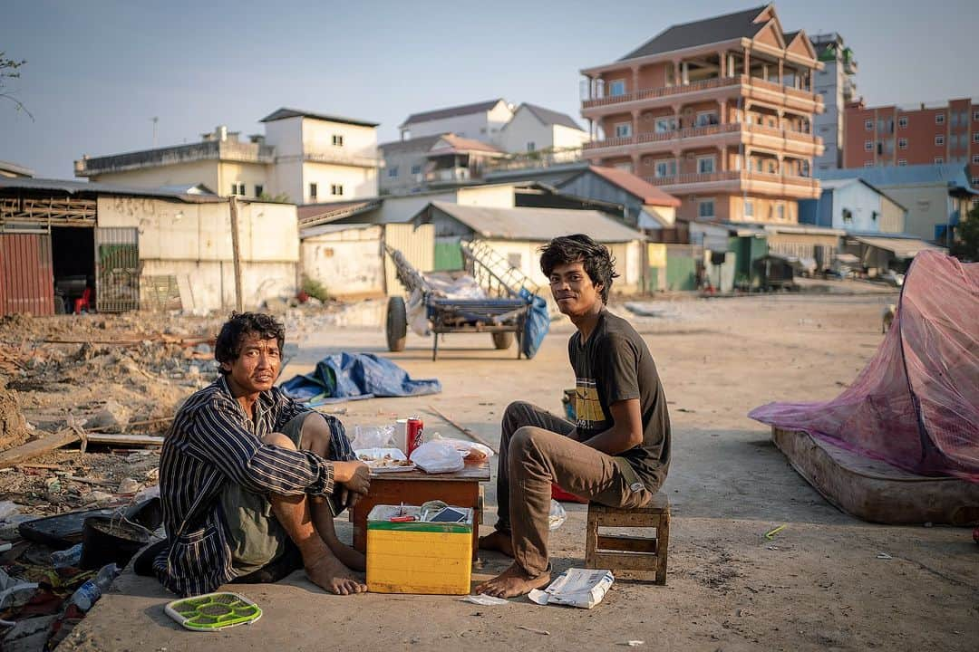 VuTheara Khamさんのインスタグラム写真 - (VuTheara KhamInstagram)「Sur le chemin de l’école, Stung Mencheay, Phnom PENH, Cambodia (mars 2023) 🚸🇰🇭 . 📅 SAVE THE DATE : Exposition-vente du 19-21 octobre 2023 ´De la misère à un métier’ à Paris Montmartre, 2 rue du Mont-Cenis juste à côté de la basilique du Sacré-Coeur et de la place du Tertre. Reportage photo réalisé au Cambodge pour l’ONG ´Pour un Sourire d’Enfant’ association qui aide plus de 12 000 enfants les plus pauvres du Cambodge. J’en profite également pour vous annoncer que je serai en direct sur @radio_notre_dame le mardi matin en présence de la présidente de PSE France, Brigitte Houdiniere, parler de mon parcours, de mon histoire et du Cambodge. . #child #childdevelopment #ngo #school #hope #education #exhibition #documentary #documentaryphotography」10月15日 18時04分 - vutheara