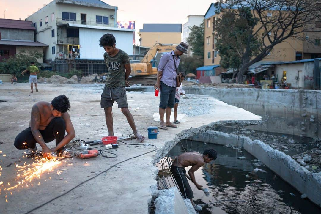 VuTheara Khamさんのインスタグラム写真 - (VuTheara KhamInstagram)「Sur le chemin de l’école, Stung Mencheay, Phnom PENH, Cambodia (mars 2023) 🚸🇰🇭 . 📅 SAVE THE DATE : Exposition-vente du 19-21 octobre 2023 ´De la misère à un métier’ à Paris Montmartre, 2 rue du Mont-Cenis juste à côté de la basilique du Sacré-Coeur et de la place du Tertre. Reportage photo réalisé au Cambodge pour l’ONG ´Pour un Sourire d’Enfant’ association qui aide plus de 12 000 enfants les plus pauvres du Cambodge. J’en profite également pour vous annoncer que je serai en direct sur @radio_notre_dame le mardi matin en présence de la présidente de PSE France, Brigitte Houdiniere, parler de mon parcours, de mon histoire et du Cambodge. . #child #childdevelopment #ngo #school #hope #education #exhibition #documentary #documentaryphotography」10月15日 18時04分 - vutheara