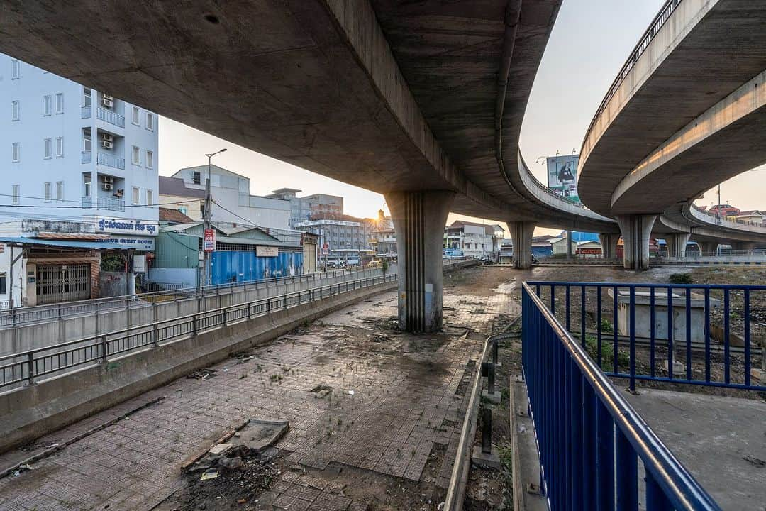 VuTheara Khamさんのインスタグラム写真 - (VuTheara KhamInstagram)「Sur le chemin de l’école, Stung Mencheay, Phnom PENH, Cambodia (mars 2023) 🚸🇰🇭 . 📅 SAVE THE DATE : Exposition-vente du 19-21 octobre 2023 ´De la misère à un métier’ à Paris Montmartre, 2 rue du Mont-Cenis juste à côté de la basilique du Sacré-Coeur et de la place du Tertre. Reportage photo réalisé au Cambodge pour l’ONG ´Pour un Sourire d’Enfant’ association qui aide plus de 12 000 enfants les plus pauvres du Cambodge. J’en profite également pour vous annoncer que je serai en direct sur @radio_notre_dame le mardi matin en présence de la présidente de PSE France, Brigitte Houdiniere, parler de mon parcours, de mon histoire et du Cambodge. . #child #childdevelopment #ngo #school #hope #education #exhibition #documentary #documentaryphotography」10月15日 18時04分 - vutheara