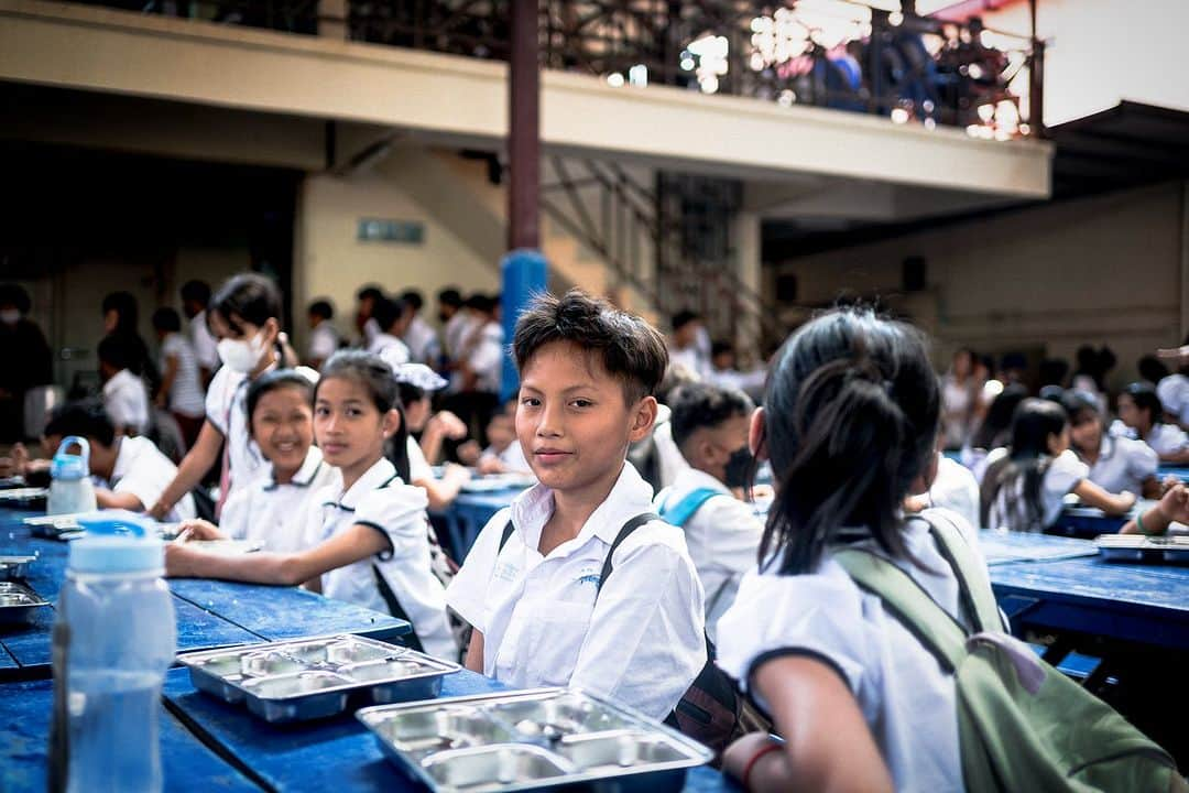 VuTheara Khamさんのインスタグラム写真 - (VuTheara KhamInstagram)「Sur le chemin de l’école, Stung Mencheay, Phnom PENH, Cambodia (mars 2023) 🚸🇰🇭 . 📅 SAVE THE DATE : Exposition-vente du 19-21 octobre 2023 ´De la misère à un métier’ à Paris Montmartre, 2 rue du Mont-Cenis juste à côté de la basilique du Sacré-Coeur et de la place du Tertre. Reportage photo réalisé au Cambodge pour l’ONG ´Pour un Sourire d’Enfant’ association qui aide plus de 12 000 enfants les plus pauvres du Cambodge. J’en profite également pour vous annoncer que je serai en direct sur @radio_notre_dame le mardi matin en présence de la présidente de PSE France, Brigitte Houdiniere, parler de mon parcours, de mon histoire et du Cambodge. . #child #childdevelopment #ngo #school #hope #education #exhibition #documentary #documentaryphotography」10月15日 18時04分 - vutheara