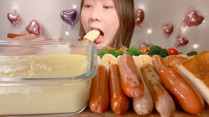 のインスタグラム：「チーズフォンデュ🫕Cheese Fondue🫕 #asmr #asmreating #eating #mukbang」