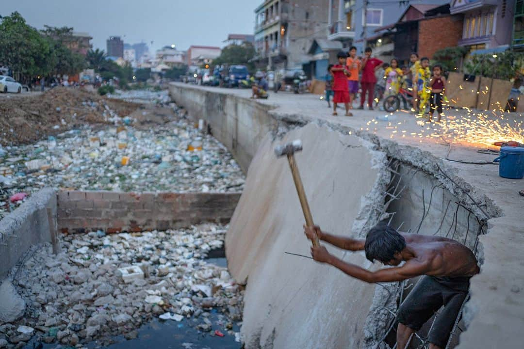 VuTheara Khamのインスタグラム：「Sur le chemin de l’école, Stung Mencheay, Phnom PENH, Cambodia (mars 2023) 🚸🇰🇭 . 📅 SAVE THE DATE : Exposition-vente du 19-21 octobre 2023 ´De la misère à un métier’ à Paris Montmartre, 2 rue du Mont-Cenis juste à côté de la basilique du Sacré-Coeur et de la place du Tertre. Reportage photo réalisé au Cambodge pour l’ONG ´Pour un Sourire d’Enfant’ association qui aide plus de 12 000 enfants les plus pauvres du Cambodge. J’en profite également pour vous annoncer que je serai en direct sur @radio_notre_dame le mardi matin en présence de la présidente de PSE France, Brigitte Houdiniere, parler de mon parcours, de mon histoire et du Cambodge. . #child #childdevelopment #ngo #school #hope #education #exhibition #documentary #documentaryphotography」