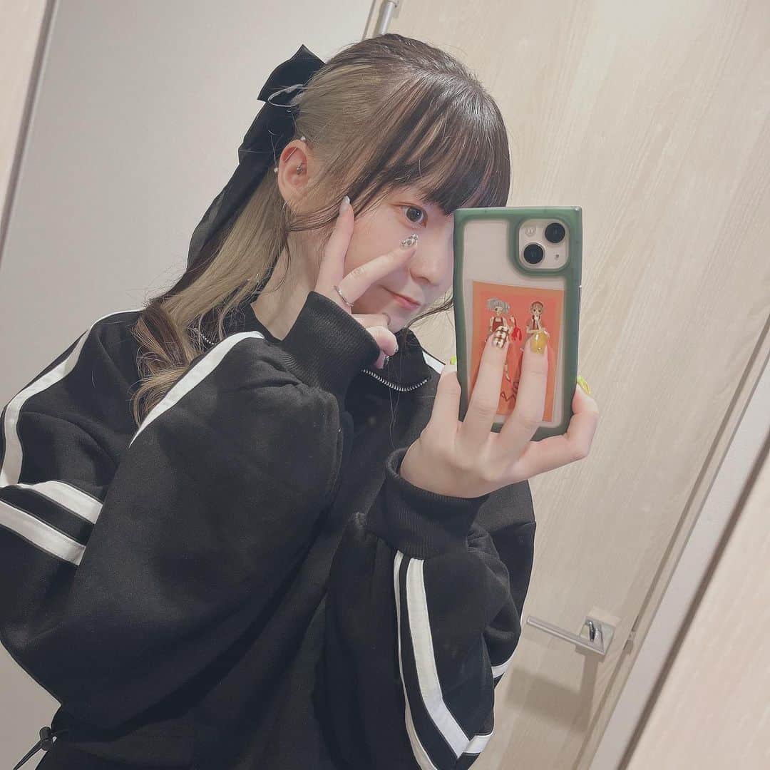 ねぎまのインスタグラム：「. . スマホも小顔効果で時空の歪み自撮り🤳🏻✌️ . .」