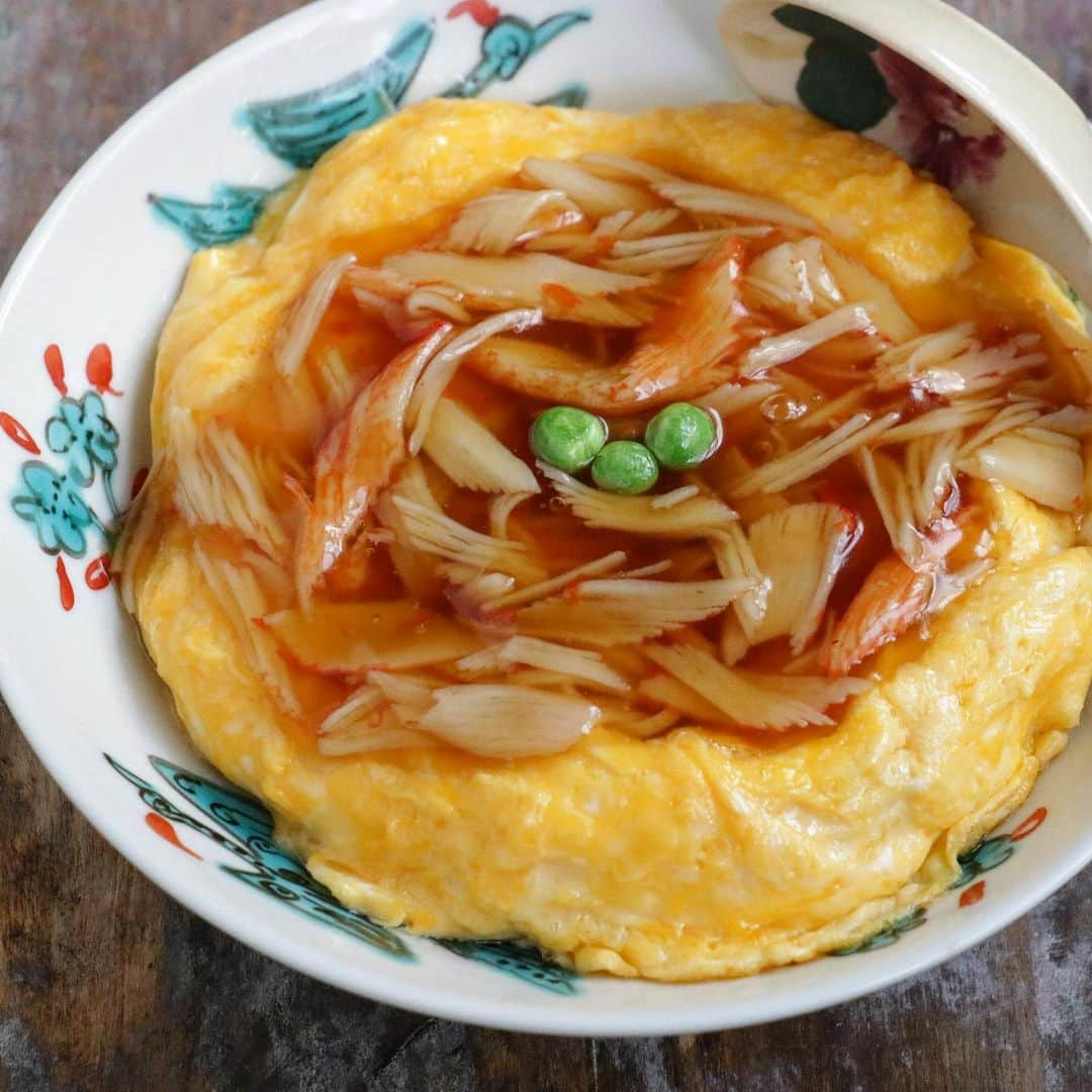 エダジュンさんのインスタグラム写真 - (エダジュンInstagram)「簡単すぎる！天津飯  YOUTUBEを更新しました〜🍳  作るのが難しいイメージの天津飯ですが、 この作り方は、とーっても簡単です☺️✨  色々と僕なりに工夫をして、 できるだけ、調味料も少なくして、サッと作れるようにしました💪✨材料費も２００円以下で、お財布にも優しいかなと🥹💯  お昼ごはんや、サッと一人でごはんを済ませたいとき。そんな時に作って頂けたら嬉しいです😉  ぜひ、動画でご覧くださいませ〜🫰  #天津飯 #中華料理 #エダジュン」10月15日 18時05分 - edajun