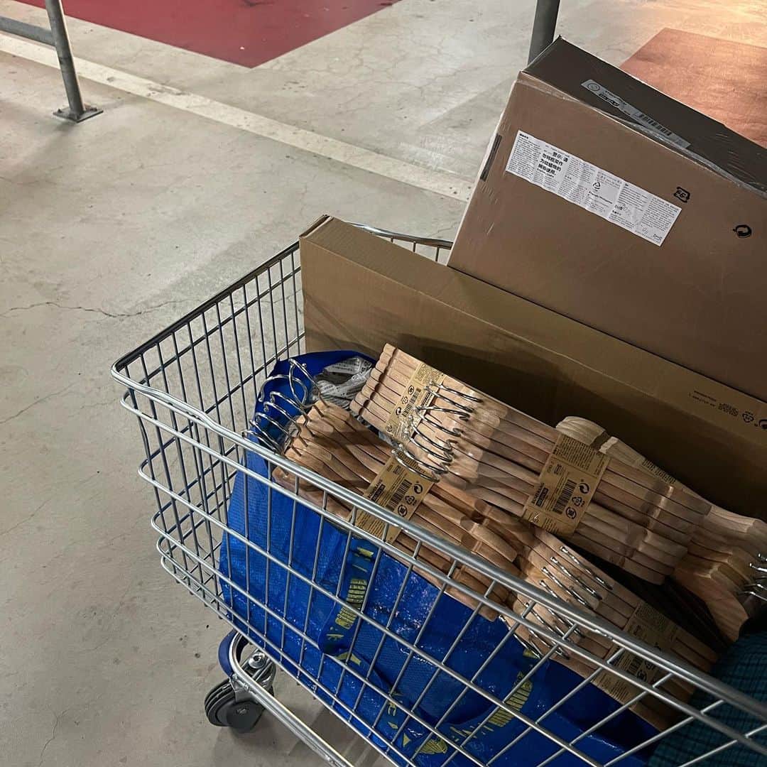 chisa1027さんのインスタグラム写真 - (chisa1027Instagram)「先日の連休はIKEA行って 新居のお買い物🛒  帰って早々に ハンガー絶対足りないと思ったり 旦那さん用の椅子買えばよかったとか モヤっと🙄💭  何時間あっても足りない」10月15日 17時57分 - chisa1027