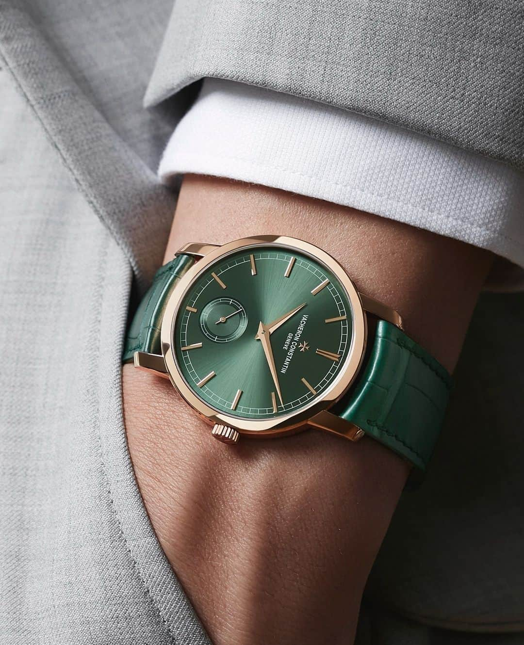 ヴァシュロン コンスタンタンのインスタグラム：「Heritage and contemporary flair 🟢  Unveiled at #WatchesAndWonders Shanghai a few weeks ago, this 38-mm marvel showcases a radiant green sunburst dial, casting mesmerising light reflections with every movement of the wrist.  With an in-house Calibre 4400 AS and sapphire case back, the Traditionnelle manual-winding provides insight into the heart of this eminent masterpiece.   #VacheronConstantin #OneOfNotMany #vacheron #thehourlounge #watches #watch #watchesofinstagram #horology #watchoftheday #instawatch」