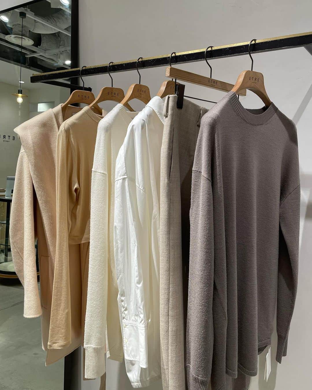 ETRÉ TOKYO ストアのインスタグラム：「@etretokyo  【 LUMINE SHINJUKU STORE】  ⁡新作商品や 店舗のみお在庫がある商品など 多数ご用意しております。  お在庫状況のご質問等 お気軽にお問い合わせ下さい🌿  ㅤㅤㅤ ⁡ ルミネカード会員様限定で 店舗通販のご利用も可能です✨ ⁡  ※お電話がつながりにくい可能性がございます。 ⁡ ※また混雑時には入場制限及び 試着点数の制限を設けさせて頂きます。 予めご了承ください。 ⁡ ⁡ ご理解、ご協力を賜りますよう 心よりお願い申し上げます。 ⁡ ⁡  ETRÉ TOKYO ルミネ新宿2店 TEL：03-5989-0979 ⁡ ー営業時間ー (平日、土日祝)11:00-21:00 ⁡ #etretokyo #etre #fashion #etretokyoshinjuku #mydaysmyetre#2023aw#2023etreaw #etretokyo_staff_ootd  #ルミネ新宿#ルミネ#エトレ#エトレトウキョウ#カジュアルコーデ#大人カジュアル#きれいめカジュアル#秋服コーデ#新作コーデ#新作入荷#ファッション #ベージュコーデ #カラーニット #フーディーコート」
