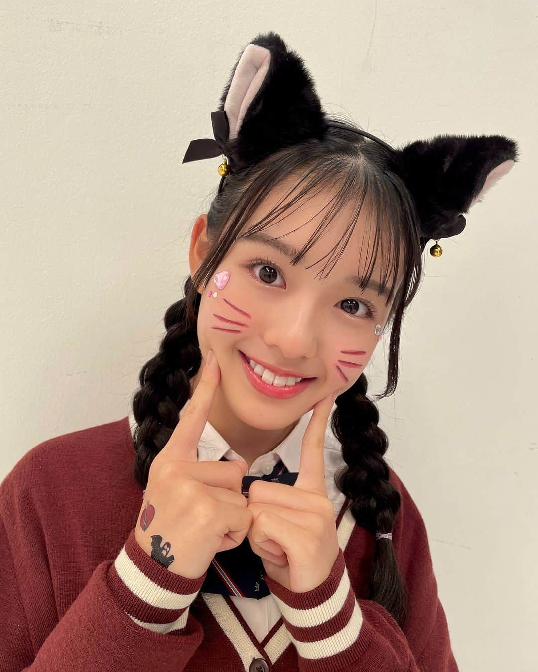 Seventeenさんのインスタグラム写真 - (SeventeenInstagram)「【MINMI】 頬にカラーアイライナーでネコのひげを🐈‍⬛ カラーライナーが無いってコは黒のアイライナーや 濃い色のリップで描いてもOK💄  目元は大きめのラインストーンをつけて華やかに💖 ラインストーンは外れにくいシールタイプがおすすめ😍 100均一でもゲットできるよ❣️  簡単ハロウィンメイクぜひ参考にしてみてね💋  #ハロウィンメイク #ハロウィン #ハロウィン仮装  #ハロウィンMAKE #halloween #halloweenmakeup  #JK #JKハロウィン #高校生 #中学生 #ハロウィンパーティー  #可愛いハロウィンメイク #ハロウィンメイク2023 #最新ハロウィンメイク #宮迫翠月 #STモデル #ST #Seventeen #セブンティーン」10月15日 18時00分 - seventeenjp_mag