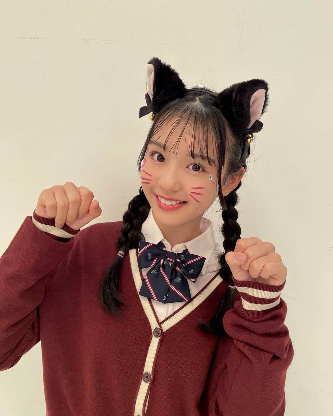 Seventeenさんのインスタグラム写真 - (SeventeenInstagram)「【MINMI】 頬にカラーアイライナーでネコのひげを🐈‍⬛ カラーライナーが無いってコは黒のアイライナーや 濃い色のリップで描いてもOK💄  目元は大きめのラインストーンをつけて華やかに💖 ラインストーンは外れにくいシールタイプがおすすめ😍 100均一でもゲットできるよ❣️  簡単ハロウィンメイクぜひ参考にしてみてね💋  #ハロウィンメイク #ハロウィン #ハロウィン仮装  #ハロウィンMAKE #halloween #halloweenmakeup  #JK #JKハロウィン #高校生 #中学生 #ハロウィンパーティー  #可愛いハロウィンメイク #ハロウィンメイク2023 #最新ハロウィンメイク #宮迫翠月 #STモデル #ST #Seventeen #セブンティーン」10月15日 18時00分 - seventeenjp_mag