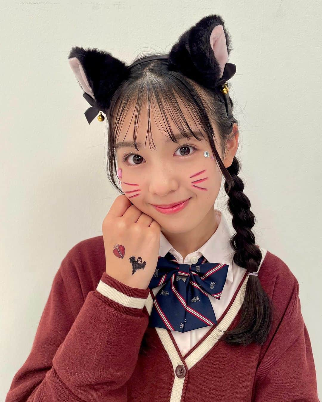 Seventeenさんのインスタグラム写真 - (SeventeenInstagram)「【MINMI】 頬にカラーアイライナーでネコのひげを🐈‍⬛ カラーライナーが無いってコは黒のアイライナーや 濃い色のリップで描いてもOK💄  目元は大きめのラインストーンをつけて華やかに💖 ラインストーンは外れにくいシールタイプがおすすめ😍 100均一でもゲットできるよ❣️  簡単ハロウィンメイクぜひ参考にしてみてね💋  #ハロウィンメイク #ハロウィン #ハロウィン仮装  #ハロウィンMAKE #halloween #halloweenmakeup  #JK #JKハロウィン #高校生 #中学生 #ハロウィンパーティー  #可愛いハロウィンメイク #ハロウィンメイク2023 #最新ハロウィンメイク #宮迫翠月 #STモデル #ST #Seventeen #セブンティーン」10月15日 18時00分 - seventeenjp_mag