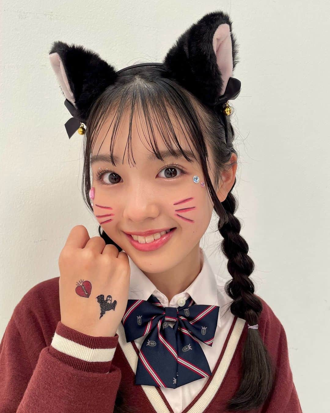 Seventeenさんのインスタグラム写真 - (SeventeenInstagram)「【MINMI】 頬にカラーアイライナーでネコのひげを🐈‍⬛ カラーライナーが無いってコは黒のアイライナーや 濃い色のリップで描いてもOK💄  目元は大きめのラインストーンをつけて華やかに💖 ラインストーンは外れにくいシールタイプがおすすめ😍 100均一でもゲットできるよ❣️  簡単ハロウィンメイクぜひ参考にしてみてね💋  #ハロウィンメイク #ハロウィン #ハロウィン仮装  #ハロウィンMAKE #halloween #halloweenmakeup  #JK #JKハロウィン #高校生 #中学生 #ハロウィンパーティー  #可愛いハロウィンメイク #ハロウィンメイク2023 #最新ハロウィンメイク #宮迫翠月 #STモデル #ST #Seventeen #セブンティーン」10月15日 18時00分 - seventeenjp_mag